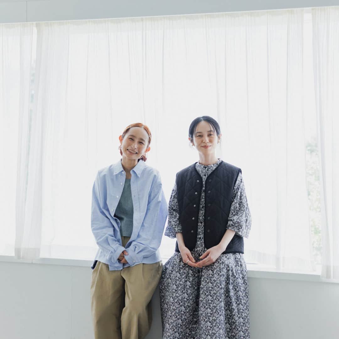 北欧、暮らしの道具店さんのインスタグラム写真 - (北欧、暮らしの道具店Instagram)「【当店だけのコラボ企画】 秋のオシャレを楽しみたくなる、 とっておきのキルティングベストができました！  - - - - - - - - - - - - - - - - -  本日紹介するアイテムは、 そんな秋の訪れがより楽しみになるような とっておきのコラボアイテム。 イラストレーターのよしいちひろさんと一緒につくった 「毎日着回したいキルティングベスト」が登場です！  よしいさんを当店のコンテンツや、 ご自身のSNSで見るたびに、 企画担当のプランナーはいつもしみじみ 「なんて楽しそうに洋服と触れ合うひとなんだろう」と感じ、 わたしももっと自由にオシャレを楽しみたい……！と 心ににちいさな炎が灯るような感覚があったのだとか。  そんな心躍る気持ちをお届けしたくって、 よしいさんといっしょに、 おしゃれが楽しくなるような キルティングベストをつくりました。  いつもの洋服の上からさっと羽織るだけでかわいくて、 コートの下に着ればアクセントにもなる。  これから3シーズン頼れるライトアウターです。  キルティングベスト、あたたかそうでいいけれど、 どうやって着よう…… そんな風に悩んでしまってもこれなら大丈夫。  いつもの洋服に羽織るだけでおしゃれが決まります。  スタンダードなボーダーのカットソーに 合わせてもいいですし、ニットの上から着ても◎  柄物を合わせるのもおすすめです。 1枚で着るにはそわそわしてしまう色や柄も、 ベストを合わせればぐんと着やすくなるんです。  カラーは2種類。  着回し力ばつぐんの「ブラック」と、 おしゃれがたのしくなる「ライトカーキ」です。  商品ページでは「こんなふうに着てみたい！」と 好奇心をくすぐられる コーディネートをたっぷり紹介していますよ♩  . ーーー 掲載のアイテムはこちら▼ ーーー . ☑︎毎日着回したいキルティングベスト / よしいちひろさんコラボ（ブラック・ライトカーキ） . 🎁「クラシ手帳2024」プレゼントキャンペーン実施中！お買いものいただいた方に、当店オリジナルの手帳を無料でお届けいたします。 . ▶︎ プロフィールのリンクから、お値段・サイズなど詳しい情報をご覧いただけますよ。→@hokuoh_kurashi . #KURASHIandTripsPUBLISHING#ベスト#キルティングベスト#fashion#ファッション#秋服#秋コーデ#coodinate #コーディネート#お買い物#お買いもの#シンプル#シンプルライフ#シンプルデザイン#暮らしを楽しむ#日々の暮らし#北欧#暮らし#北欧暮らしの道具店」9月23日 10時01分 - hokuoh_kurashi