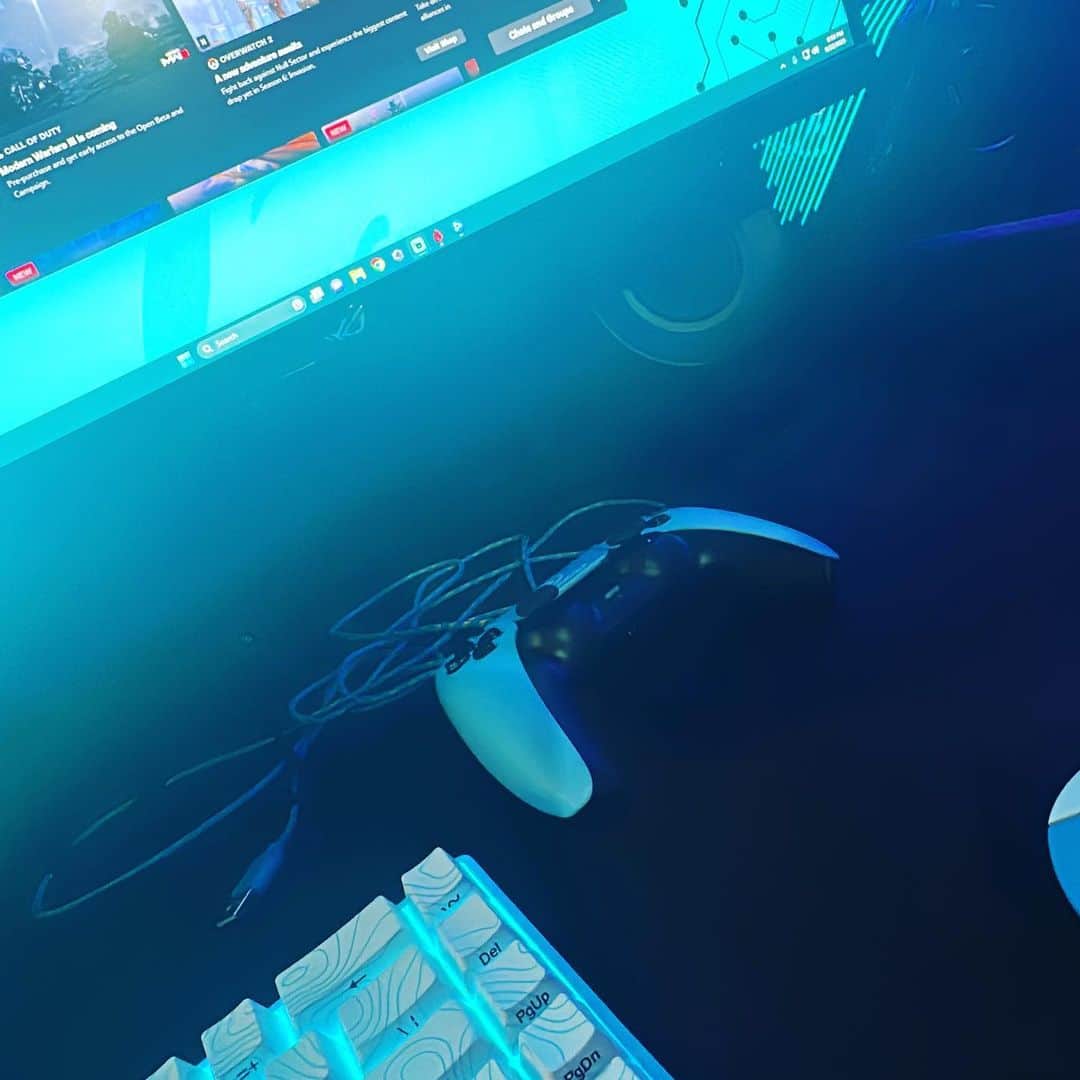 ジャクソン・ビーバーのインスタグラム：「Going live for the first time come drop by :) twitch user: jaxoxnxx」