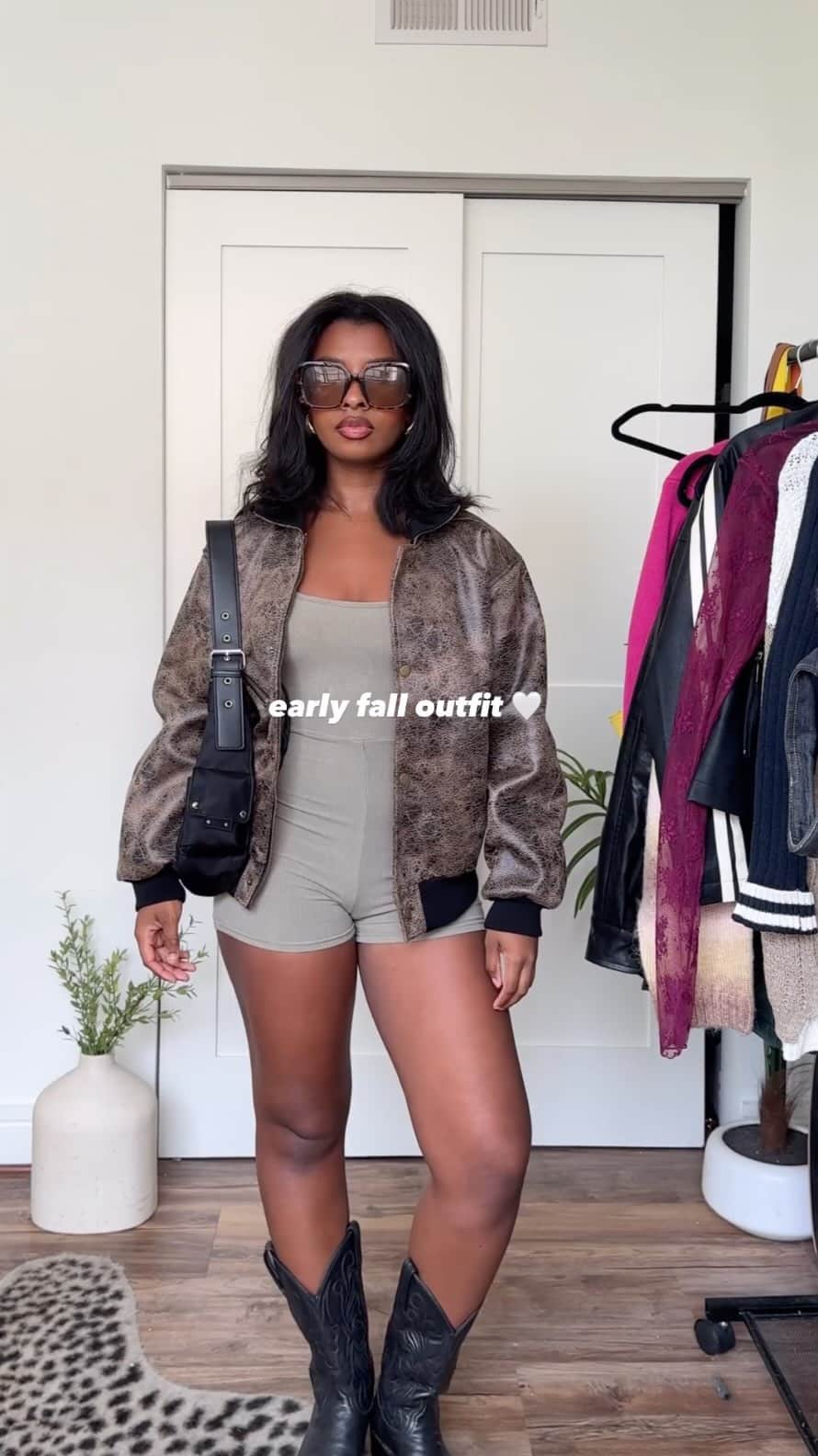Beginning Boutiqueのインスタグラム：「Obsessed 🤍 @chloebrown3 making the transition to Fall easy in our Conna Khaki Playsuit!」