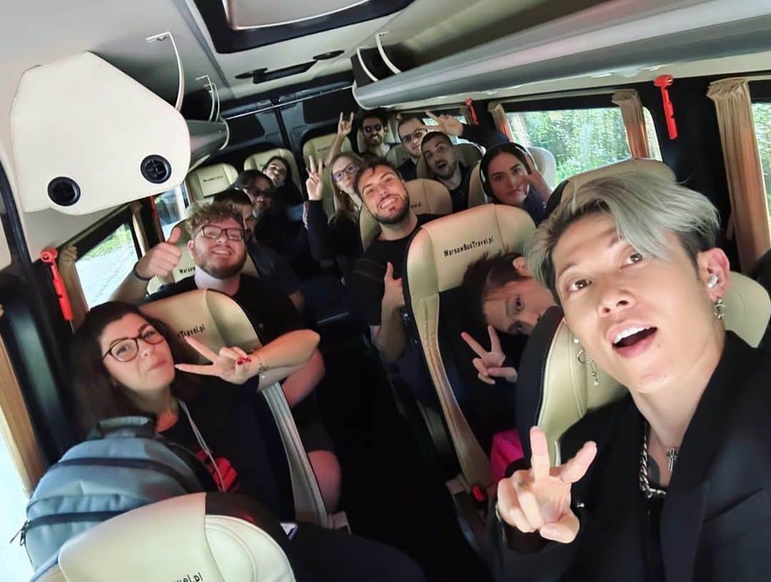 雅-MIYAVI-のインスタグラム：「Bucharest bound   🚌  いざ、ブカレストへ  日x米x伊 混合チームでお届けします  💪🏻」
