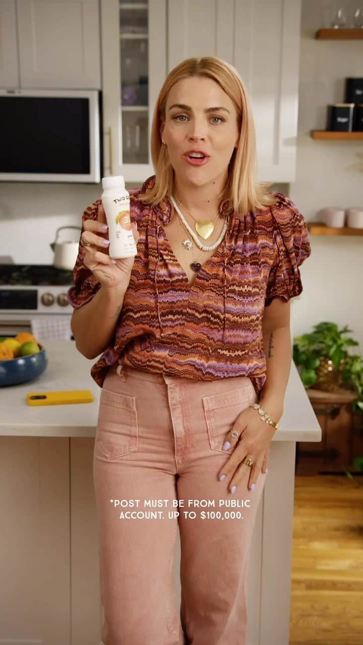 ビジー・フィリップスのインスタグラム：「#ad What if I told you your #hanger can help fight hunger? This September during Hunger Action Month, I am partnering with @twogood to #GetHangryForGood. Every time you use #GetHangryForGood or buy a Two Good product, Two Good will donate $1* to @cityharvestnyc and @wedontwaste. A little hanger can go a long way and we’re making it super simple. The next time you post a pic of your latest kitchen creation or want to vent about your #hanger, just add #GetHangryForGood to your post. #twogoodpartner #hangry     *Post must be from public account. Donation up to $100,000」