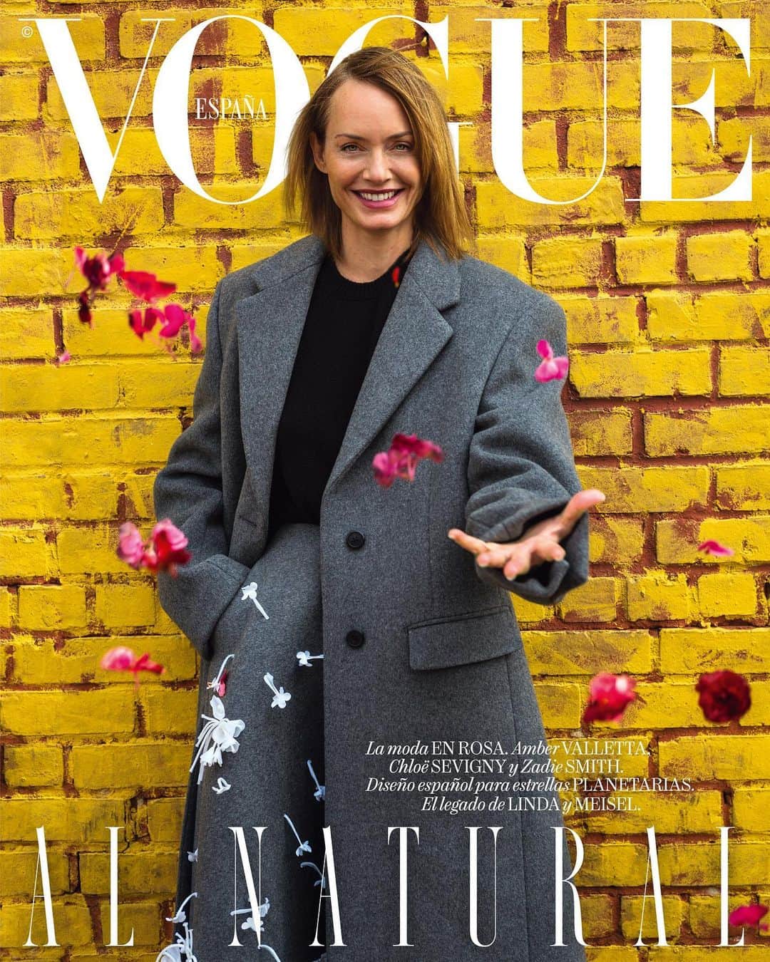 Vogue Españaのインスタグラム：「🌺Al natural 🌺 La modelo y actriz @ambervalletta protagoniza la portada de #VogueOctubre. Con ella hablamos sobre su vínculo con la naturaleza, cómo es envejecer ante las cámaras, la importancia de crear un armario sostenible y sus planes de futuro.  {Amber lleva abrigo de terciopelo, jersey de lana y cachemir y falda de terciopelo con bordados, todo de @prada}  💌 El número de octubre de Vogue España se pone a la venta el próximo martes, 26 de septiembre {Puedes leer la entrevista completa en el link de la bio de @voguespain} ▪️Fotografía: @webb_norriswebb ▪️Estilismo: @maxortegag ▪️Head of Content: @ineslorenzo ▪️Global Creative Director: @juancp ▪️Texto: @staggerleely ▪️Peluquería: @tamaramcnaughton ▪️Maquillaje: @dickpageface ▪️Manicura: @yukotsuchihashi ▪️Sastre: Olga Dudnik ▪️Producción: @boomproductions ▪️Atrezo: @mila_ty ▪️Dirección de movimiento: Sean Monaghan y Bailey Salisbury (@stud.country) ▪️Localización: Industry City, Brooklyn ▪️Visual director: @elizabeth__yo ▪️Global Director, Talent & Casting: @imurillo」