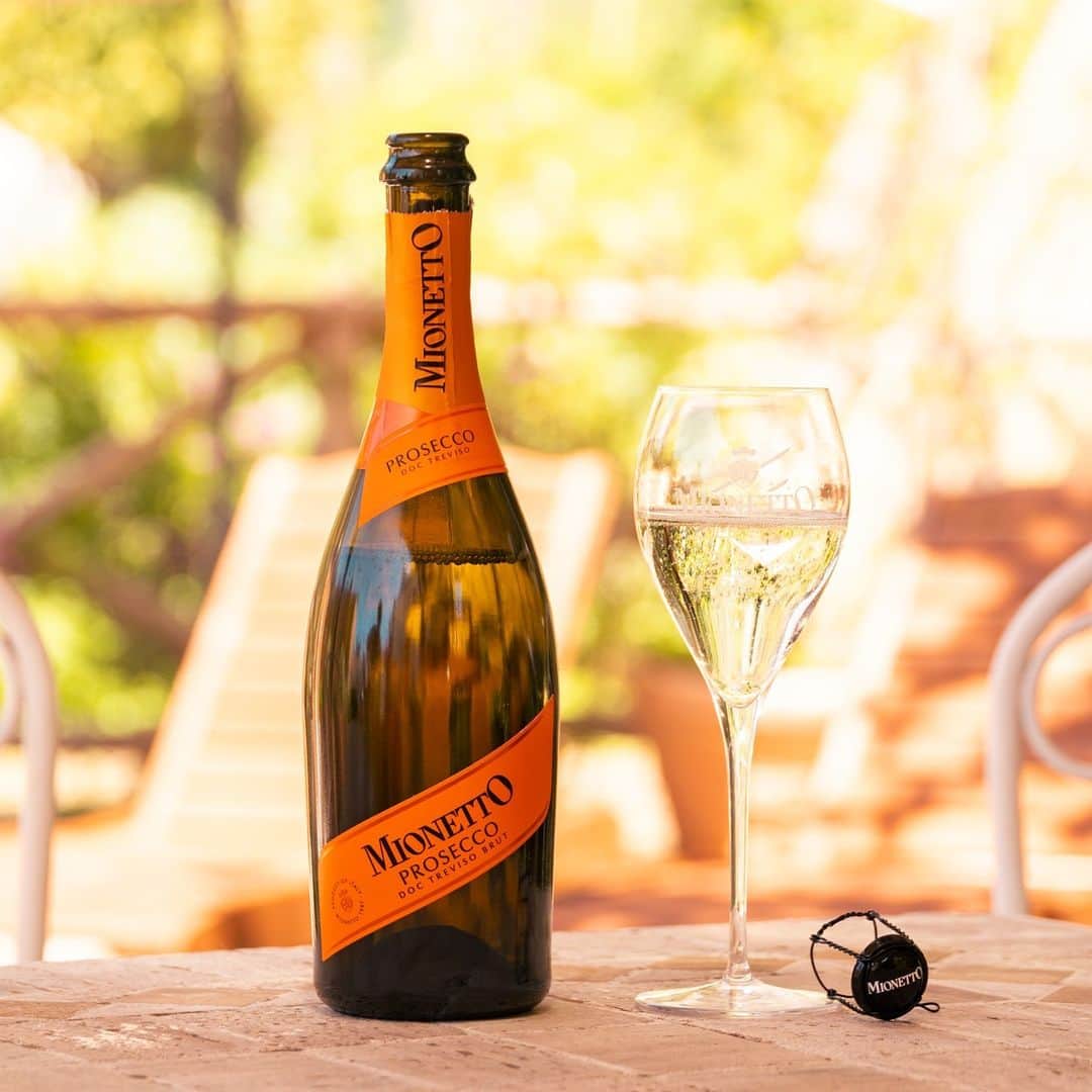 Mionetto USAのインスタグラム：「The perfetto Prosecco for all moments! Allora! Pour yourself a crisp glass of Mionetto Prosecco and we promise our bubbles will have you dreaming of La Bella Italia!  #MionettoProsecco #ProseccoLovers #EnterOurGiveaway  Mionetto Prosecco material is intended for individuals of legal drinking age. Share Mionetto content responsibly with those who are 21+ in your respective country. Enjoy Mionetto Prosecco Responsibly.」