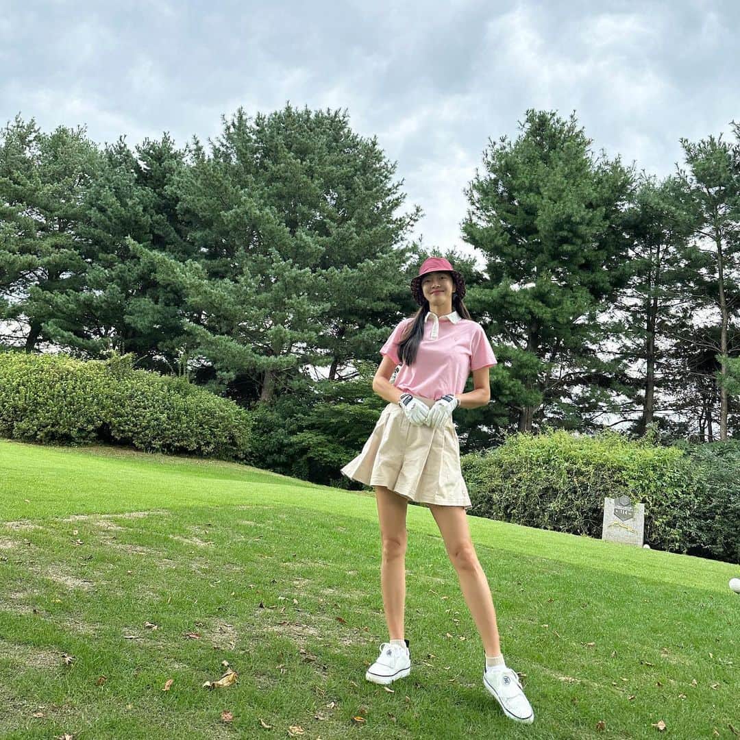 のインスタグラム：「부부동반 골프🏌️‍♀️⛳️ 함께 할 수 있는 시간이 점점 많아져서 좋아👩‍❤️‍👨 스코어는 아몰랑🥹」
