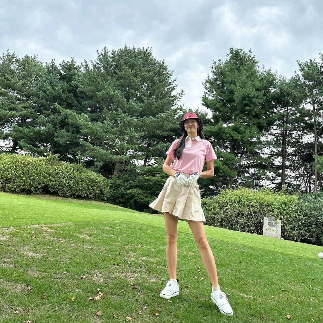 ソ・ヒョリムのインスタグラム：「부부동반 골프🏌️‍♀️⛳️ 함께 할 수 있는 시간이 점점 많아져서 좋아👩‍❤️‍👨 스코어는 아몰랑🥹」