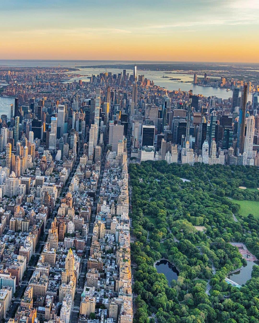 Empire State Buildingのインスタグラム：「A beautiful day in the neighborhood.   📷: @mingomatic」