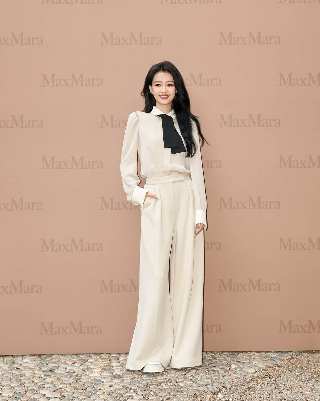 マックスマーラのインスタグラム：「Radiant and refined. Sun Yi, Tamara Kalinic, Tina Leung, Valentina Ferragni, Victoria De Marichalar and Yuyu Zhangzou arrive at the #MaxMaraSS24 runway show, wearing looks from the #MaxMara collection. #MFW」