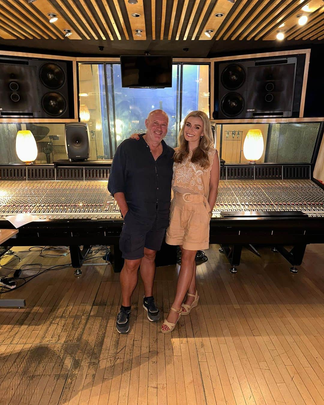 キャサリン・ジェンキンスのインスタグラム：「Back in the studio, making music and making memories…   I’ve been working with @phamiltonmusic for nearly 10 years. Great to be back together again ❤️🎶  #NewMusic #Studio #Producer #PeacefulPiano #MezzoSoprano #Soprano #MusicaClassica #classicalmusic」