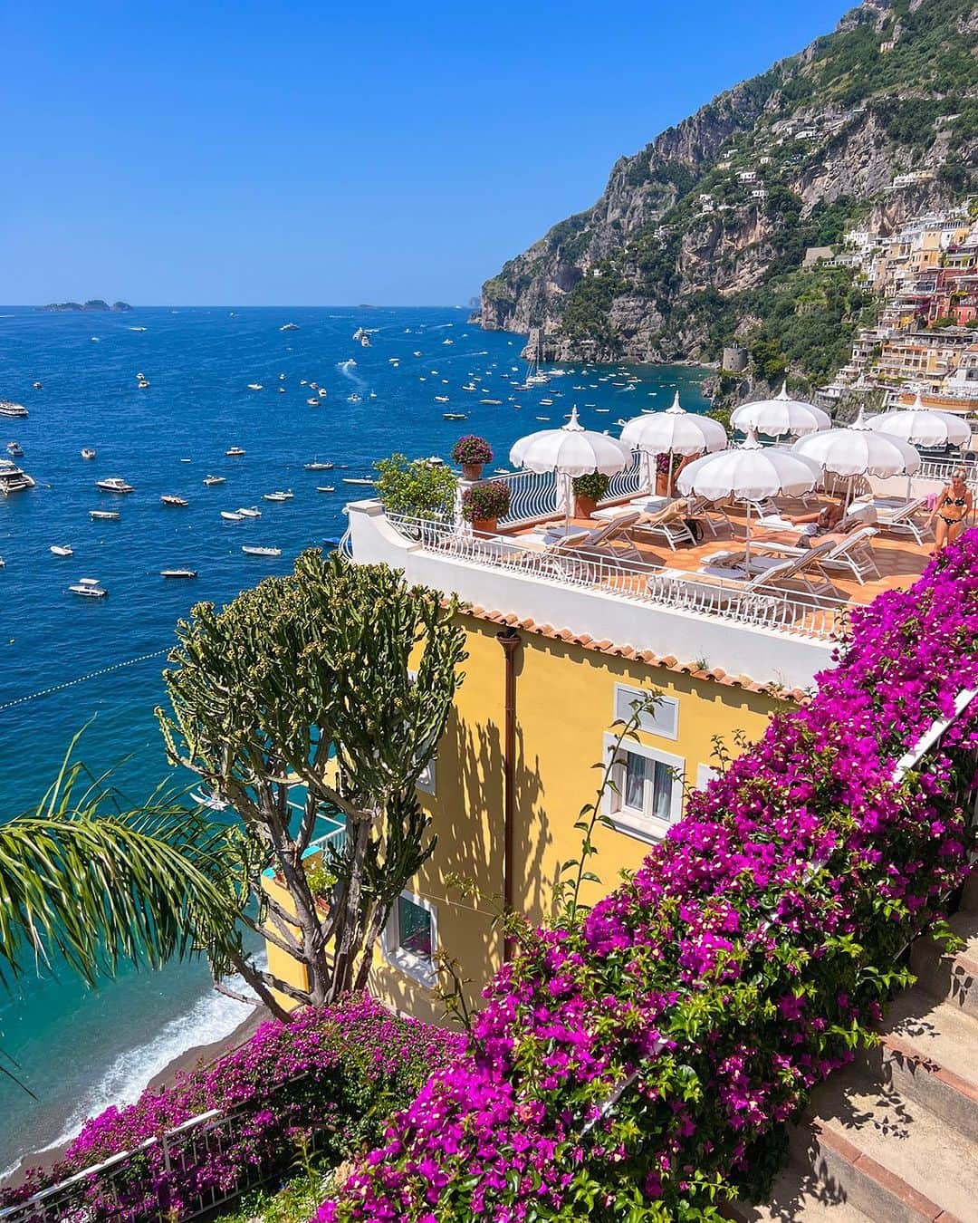 BEAUTIFUL HOTELSさんのインスタグラム写真 - (BEAUTIFUL HOTELSInstagram)「@positano.official takes you to the enchanting paradise of Hotel Marincanto in Positano, Italy! 🇮🇹 Perched on the cliffs, this hidden gem offers breathtaking views, luxurious suites, a rooftop terrace, and a private beach. ✨ What more could you ask for in a coastal getaway? 🌞  📽 @positano.official 📍 @marincanto_romantichotel, Positano, Italy」9月23日 1時03分 - beautifulhotels