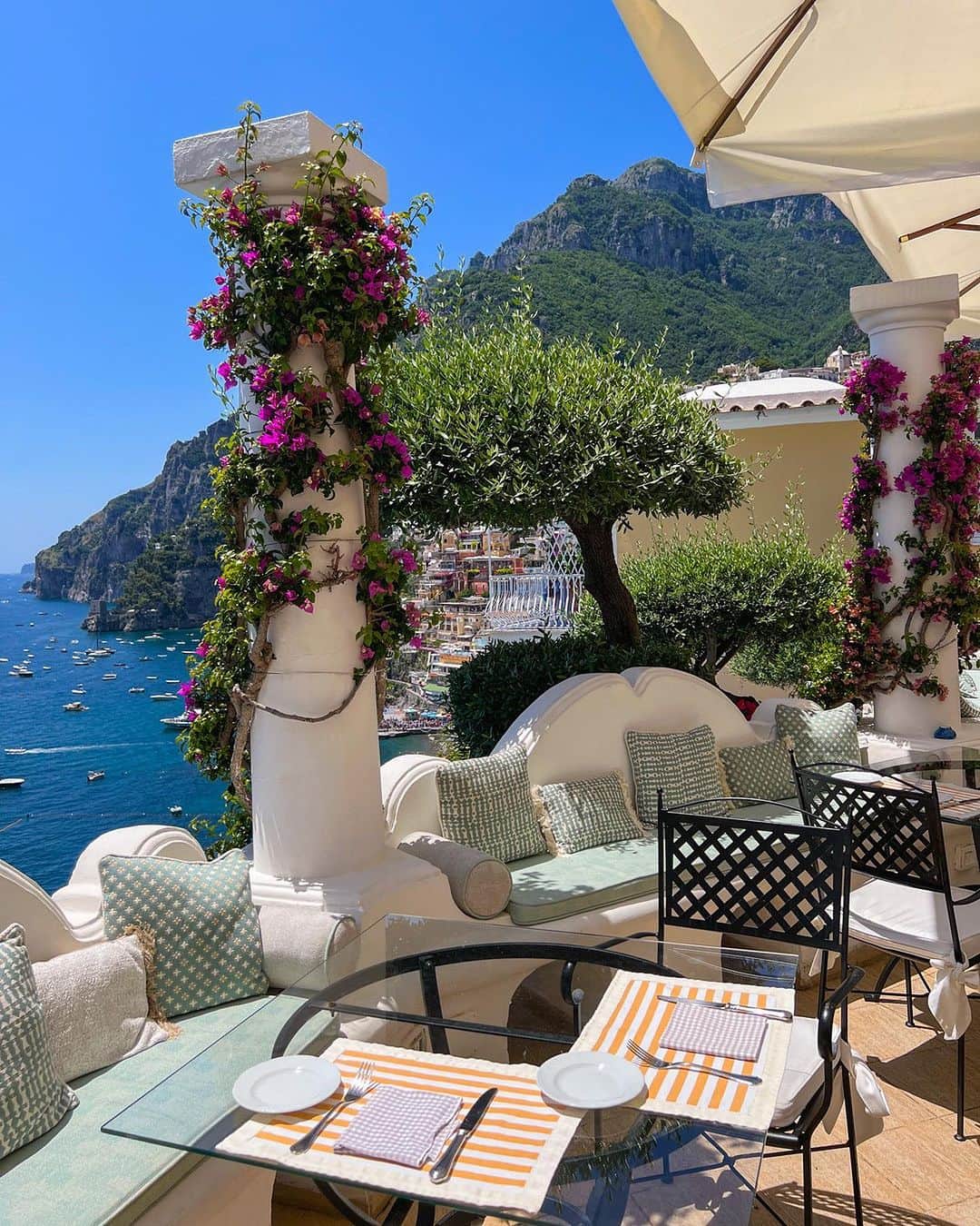 BEAUTIFUL HOTELSさんのインスタグラム写真 - (BEAUTIFUL HOTELSInstagram)「@positano.official takes you to the enchanting paradise of Hotel Marincanto in Positano, Italy! 🇮🇹 Perched on the cliffs, this hidden gem offers breathtaking views, luxurious suites, a rooftop terrace, and a private beach. ✨ What more could you ask for in a coastal getaway? 🌞  📽 @positano.official 📍 @marincanto_romantichotel, Positano, Italy」9月23日 1時03分 - beautifulhotels