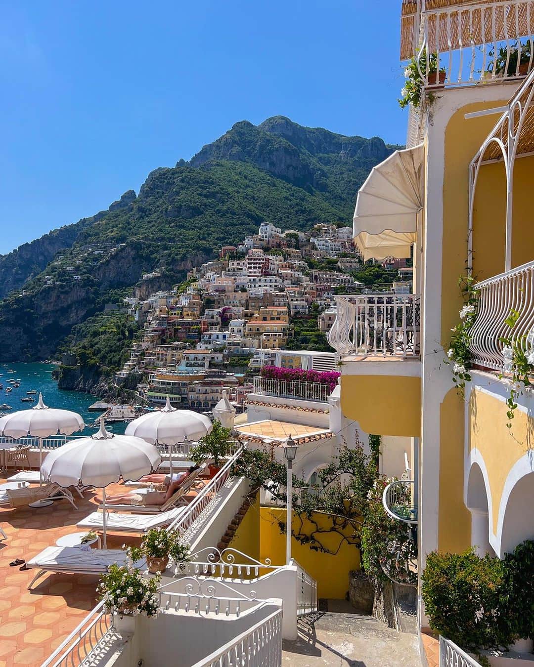 BEAUTIFUL HOTELSのインスタグラム：「@positano.official takes you to the enchanting paradise of Hotel Marincanto in Positano, Italy! 🇮🇹 Perched on the cliffs, this hidden gem offers breathtaking views, luxurious suites, a rooftop terrace, and a private beach. ✨ What more could you ask for in a coastal getaway? 🌞  📽 @positano.official 📍 @marincanto_romantichotel, Positano, Italy」
