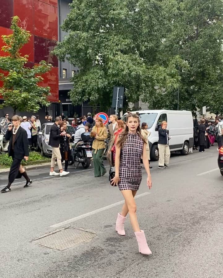 マギーのインスタグラム：「🩷 @msgm  プレイフルで唯一無二🫶🫶🫶」