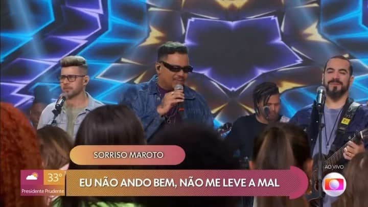 Sorriso Marotoのインスタグラム：「Quem aí acompanhou a gente ao vivo no ENCONTRO? 😎  A @tvglobo sextou ao som do nosso pagode, cantamos ELA ao vivo pela primeira vez, falamos sobre nosso novo álbum Sorriso Eu Gosto No Pagode - Parte 1, a turnê Sorriso As Antigas e nossos 25 anos de história e ainda recebemos um depoimento especial dos nossos amigos @ferrugem e @mumuzinho.♥️  Valeu @patricipapoeta, @tati e @val.assim pela recepção. Pra quem não viu e quem quiser rever, é só correr lá no @globoplay! 🙌🏽」