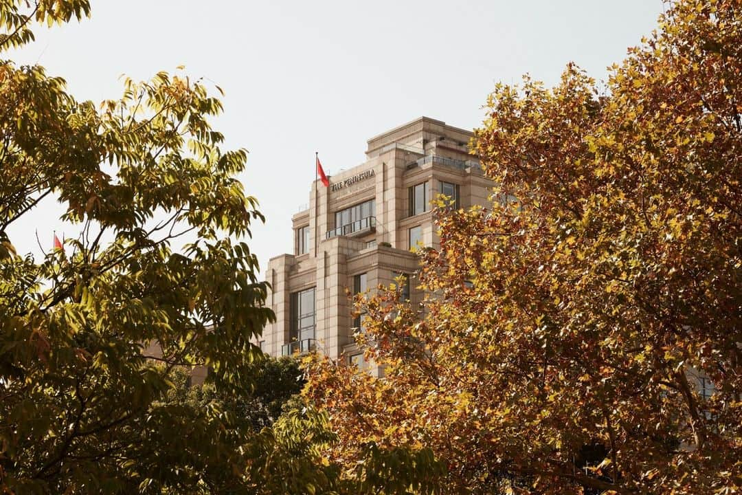 The Peninsula Hotelsのインスタグラム：「We’re welcoming fall in all its autumnal, sunset-hued glory from @thepeninsulashanghai.」