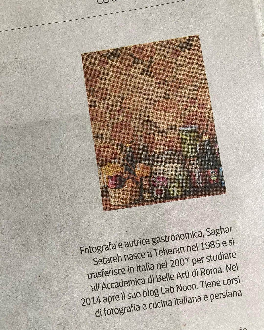 Saghar Setarehさんのインスタグラム写真 - (Saghar SetarehInstagram)「Ringrazio di cuore la redazione di @cook.corriere, in particolare @angelafrenda per aver dedicato diverse pagine del numero di settembre a Melograni & Carciofi (uscito per @slowfoodeditore). Che gioia vedere le mie ricette sul @corriere. Se non sbaglio Cook rimane in edicola per un mese, fino all'uscita del numero successivo. Quindi potete ancora prenderlo.  Sono anche molto onorata di far parte al prossimo #wif, forum delle donne del food e wine organizzato da Cook. Non vedo l'ora di incontrarti tante donne meravigliose che già incontrare e ammiro, e di conoscerne tantissime altre.  Gli ultimi giorni di settembre, e poi ottobre e novembre (e pure dicembre, sembra) sono pieni di appuntamenti riguardo il libro che vi devo comunicare, ma in tanto vi segnalo che questo weekend (23 e 24 settembre sarò a Pietrasanta per @pietrasantaexperience) e domenica sera farò uno show cooking.  Sabato sera alle 17.30 sarò a @librerianina per fare una diretta instagram e per firmare qualche copia del libro. Spero di vedervi!  (Datemi tutti i vostri suggerimenti per Pietrasanta!)  #PomegranatesAndArtichokes #MelogranieCarciofi #slowfoodeditore #cookcorriere」9月23日 1時24分 - labnoon