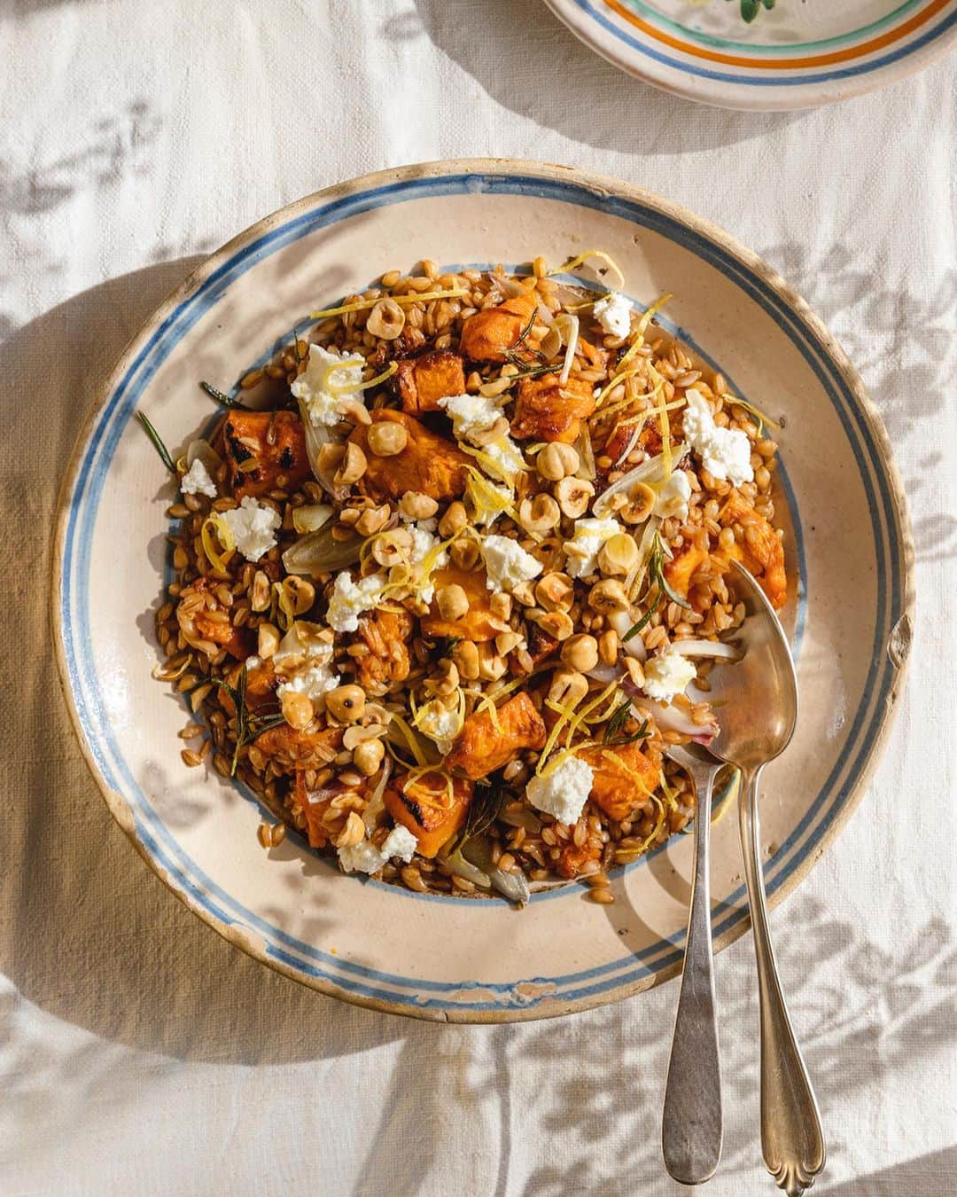 Saghar Setarehのインスタグラム：「Ringrazio di cuore la redazione di @cook.corriere, in particolare @angelafrenda per aver dedicato diverse pagine del numero di settembre a Melograni & Carciofi (uscito per @slowfoodeditore). Che gioia vedere le mie ricette sul @corriere. Se non sbaglio Cook rimane in edicola per un mese, fino all'uscita del numero successivo. Quindi potete ancora prenderlo.  Sono anche molto onorata di far parte al prossimo #wif, forum delle donne del food e wine organizzato da Cook. Non vedo l'ora di incontrarti tante donne meravigliose che già incontrare e ammiro, e di conoscerne tantissime altre.  Gli ultimi giorni di settembre, e poi ottobre e novembre (e pure dicembre, sembra) sono pieni di appuntamenti riguardo il libro che vi devo comunicare, ma in tanto vi segnalo che questo weekend (23 e 24 settembre sarò a Pietrasanta per @pietrasantaexperience) e domenica sera farò uno show cooking.  Sabato sera alle 17.30 sarò a @librerianina per fare una diretta instagram e per firmare qualche copia del libro. Spero di vedervi!  (Datemi tutti i vostri suggerimenti per Pietrasanta!)  #PomegranatesAndArtichokes #MelogranieCarciofi #slowfoodeditore #cookcorriere」