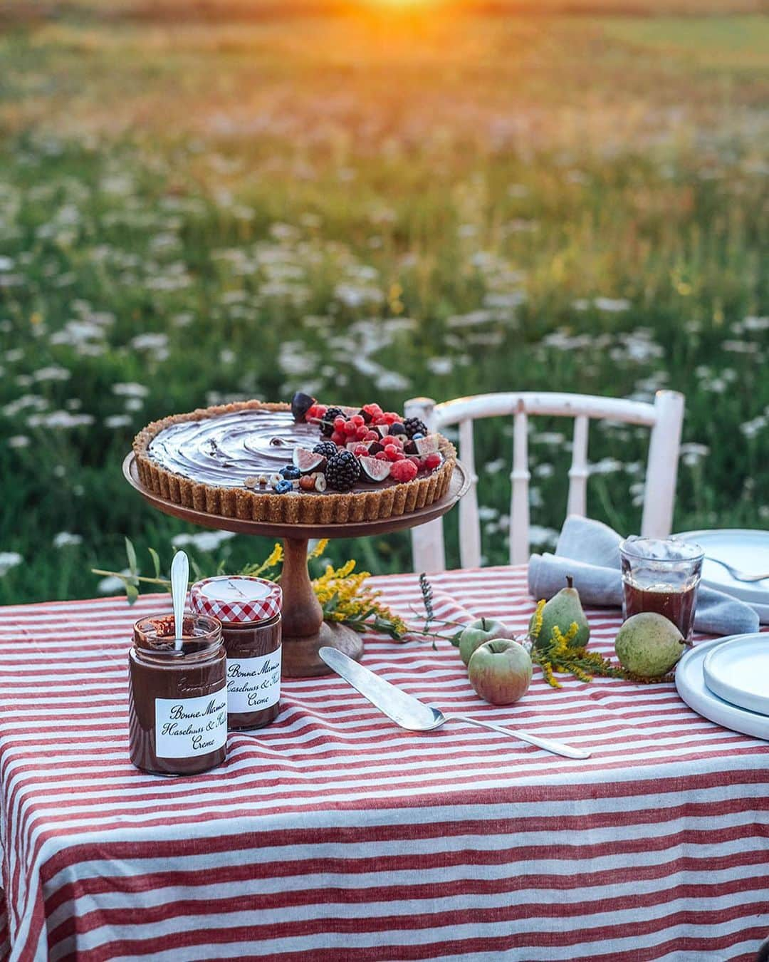 Our Food Storiesさんのインスタグラム写真 - (Our Food StoriesInstagram)「Werbung|Advertisement We are excited to team up with @bonnemaman_de and introduce you to their new delicious hazelnut-cocoa spread. It's without palm oil and with 20% hazelnuts and it just tastes super creamy! Of course you can just enjoy it on your breakfast bread but if you want to get a little bit more creative we also have a new recipe for you today! We created this gluten-free chocolate tart with the Bonne Maman hazelnut-cocoa spread, it just tastes like pure heaven. Get the recipe on the blog, link is in profile. Happy baking guys! ❤️ #bonnemaman  _____ #glutenfreecake #glutenfreerecipes #glutenfreeeats #glutenfri #glutenfrei #cakerecipe #bakinglove #countrysidelife #countrysideliving #countrysidewalks #visitbrandenburg #foodstylist #foodphotographer #chocolatespread #hazelnutchocolate #rusticstyle #glutenfreierezepte #chocolatetart #momentslikethese」9月23日 1時18分 - _foodstories_