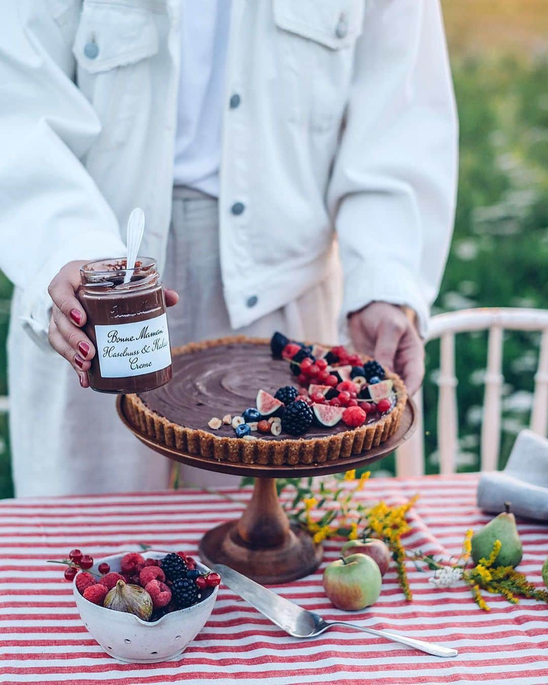 Our Food Storiesのインスタグラム：「Werbung|Advertisement We are excited to team up with @bonnemaman_de and introduce you to their new delicious hazelnut-cocoa spread. It's without palm oil and with 20% hazelnuts and it just tastes super creamy! Of course you can just enjoy it on your breakfast bread but if you want to get a little bit more creative we also have a new recipe for you today! We created this gluten-free chocolate tart with the Bonne Maman hazelnut-cocoa spread, it just tastes like pure heaven. Get the recipe on the blog, link is in profile. Happy baking guys! ❤️ #bonnemaman  _____ #glutenfreecake #glutenfreerecipes #glutenfreeeats #glutenfri #glutenfrei #cakerecipe #bakinglove #countrysidelife #countrysideliving #countrysidewalks #visitbrandenburg #foodstylist #foodphotographer #chocolatespread #hazelnutchocolate #rusticstyle #glutenfreierezepte #chocolatetart #momentslikethese」