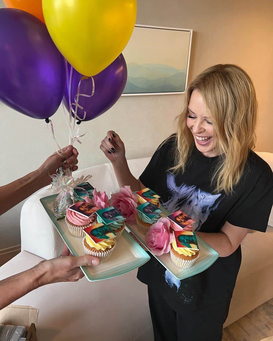 カイリー・ミノーグのインスタグラム：「Happy TENSION to YOU 💎💖🧁」