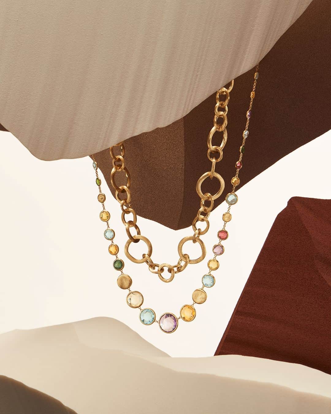 マルコ ビチェゴのインスタグラム：「Elegant shimmer for every day. Vibrant gemstones and 18kt yellow gold make a lasting statement in Marco Bicego’s Jaipur Collection.  #marcobicego #jewelry #gold #gemstones #madeinitaly」