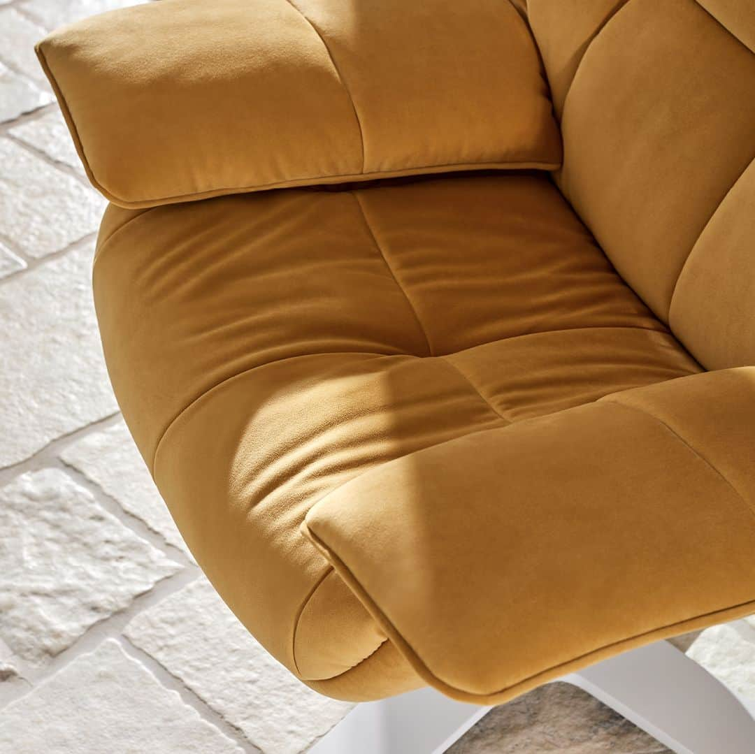 Natuzzi Officialのインスタグラム：「Follow the movements of the body and give yourself moments of pure comfort.  With Re-vive it is possible to live a new experience of comfort capable of involving every sense.  #Natuzzi #NatuzziItalia #Revive #design」