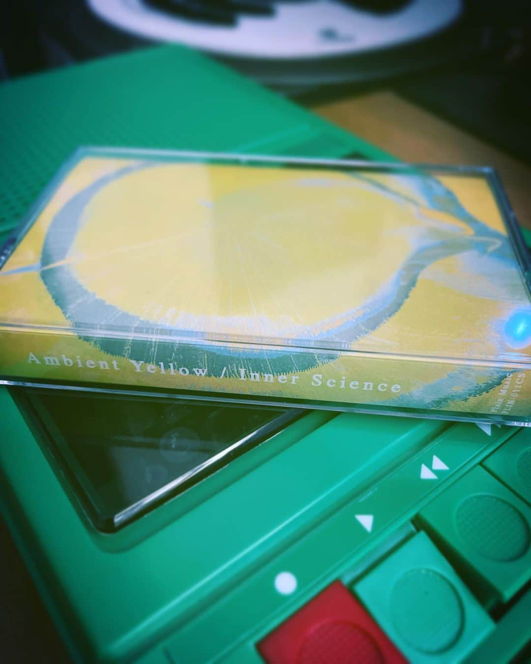 MACKA-CHINのインスタグラム：「Inner Science 「Ambient Yellow」サイコーだった🦭たぶん芸術家の多田ちゃん @88tadasayaka88 も買ってるはず🐈‍⬛ まぁとにかくファンですよ ステキ インナーサイエンス @masuminishimura 🛫カセットで聞くと空間が柔らかくなるんで更にオススメです♪」