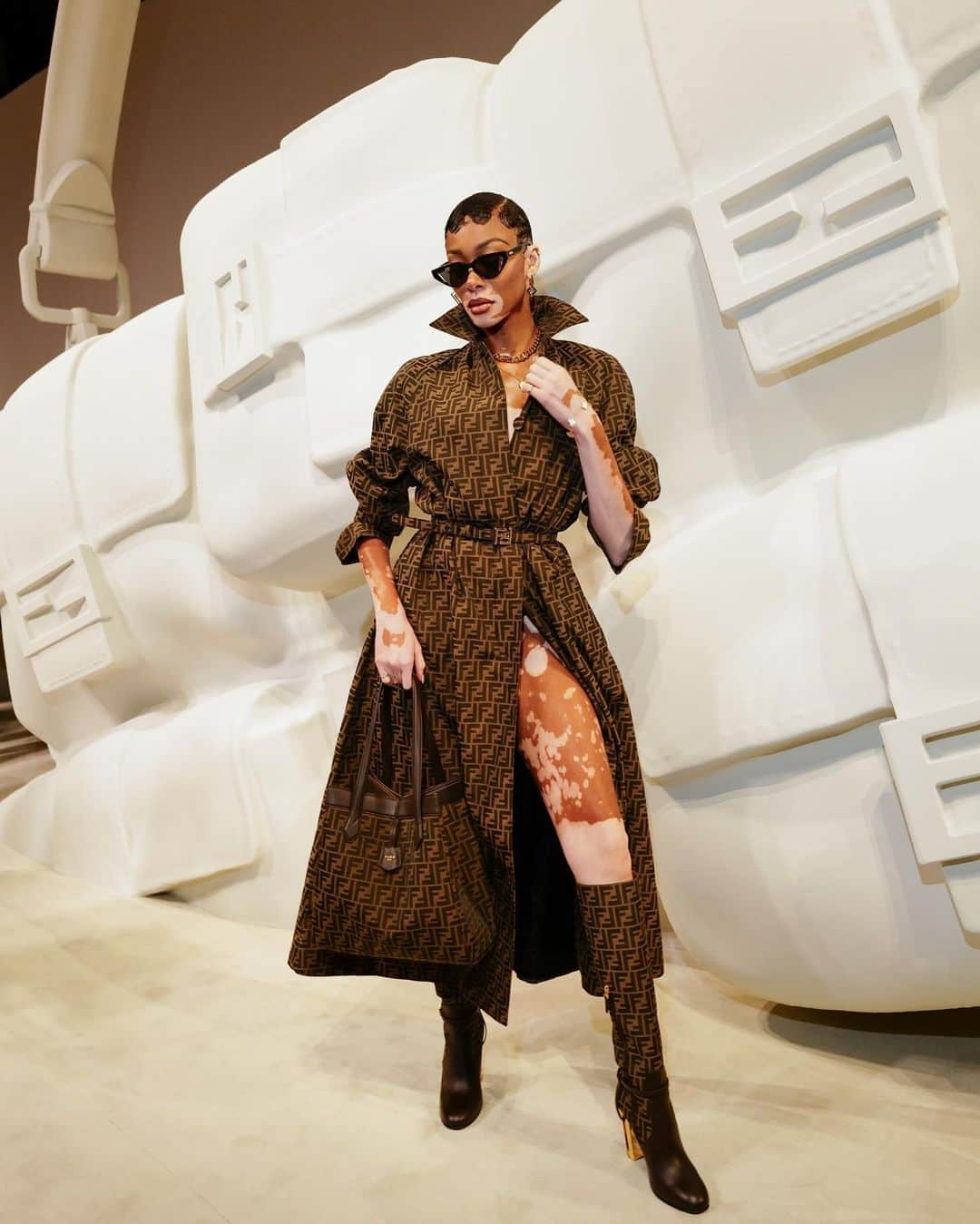 ウィニー・ハーロウさんのインスタグラム写真 - (ウィニー・ハーロウInstagram)「90’s baddie in Fendi 🤎 Milan your Gorgeous!!」9月23日 1時27分 - winnieharlow