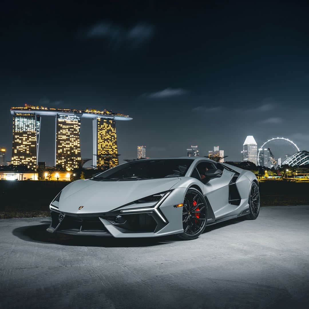 ランボルギーニのインスタグラム：「Always ready to electrify. Unveiled in the vibrant city of Singapore, Lamborghini Revuelto showed everyone an aspect we already knew and loved: the fact that it’s not just our first V12 hybrid plug-in HPEV; it's a new chapter in our history.  Captured for @lamborghinisingaporeofficial   #Lamborghini #Revuelto #FromNowOn __ The vehicle is not yet offered for sale and is therefore not subject to Directive 1999/94/EC. The fuel consumption and emissions data is in the type approval stage」