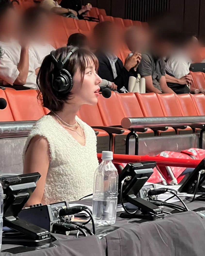 小野木里奈のインスタグラム：「_ ABEMAボクシングチャンネル 🥊『DANGAN 260』 ご視聴頂いた皆さん、 ありがとうございました✨ . 本日はゲストとして 後楽園ホールにお邪魔させていただきました。 . 生中継アーカイブは現在配信中で、 1週間無料で視聴できます。 . 今回はボクシングに思わず 興味を抱いてしまう試合ばかりなので 是非たくさんの方に観ていただけたら、 ボクシング好きな私も勝手に喜びます✨笑 . . . . 今回も第１試合からメインの試合まで 見応えのある試合が続き、 私も終始熱が入りっぱなしでした🔥 . なんといってもどの試合も 個性的でドラマがあったし、 ラウンドを重ねるごとに 流れが変わる試合ばかりだったので 本当に興奮させられました。 . . . ボクシングは世界戦になると ラウンド数が12Rまで増え、 さらに結果は判定だけでなく KOでも決着がついてしまうスポーツです。 . 後半まで片方の選手が判定で有利であっても、 最後にもう一方の選手がダウンを取って KO勝ちをして逆転勝利することもあります。 . 何が起こるか予想がつかないし “絶対”がないからこそ、 最後まで目が離せない おもしろいスポーツなのです。 . . それを特に感じられる試合ばかり だったのが今日の『DANGAN 260』でした。 . . これだから私はボクシングが大好きなのだ！！！ . 本日出場の選手の皆さん、 ABEMAさん、 最高の試合と感動を ありがとうございました！！！ . . . . . 1枚目の写真は試合観戦にきていた ミーミちゃんより📸 @mizukihiruta33  てーんきゅっっ🧡」