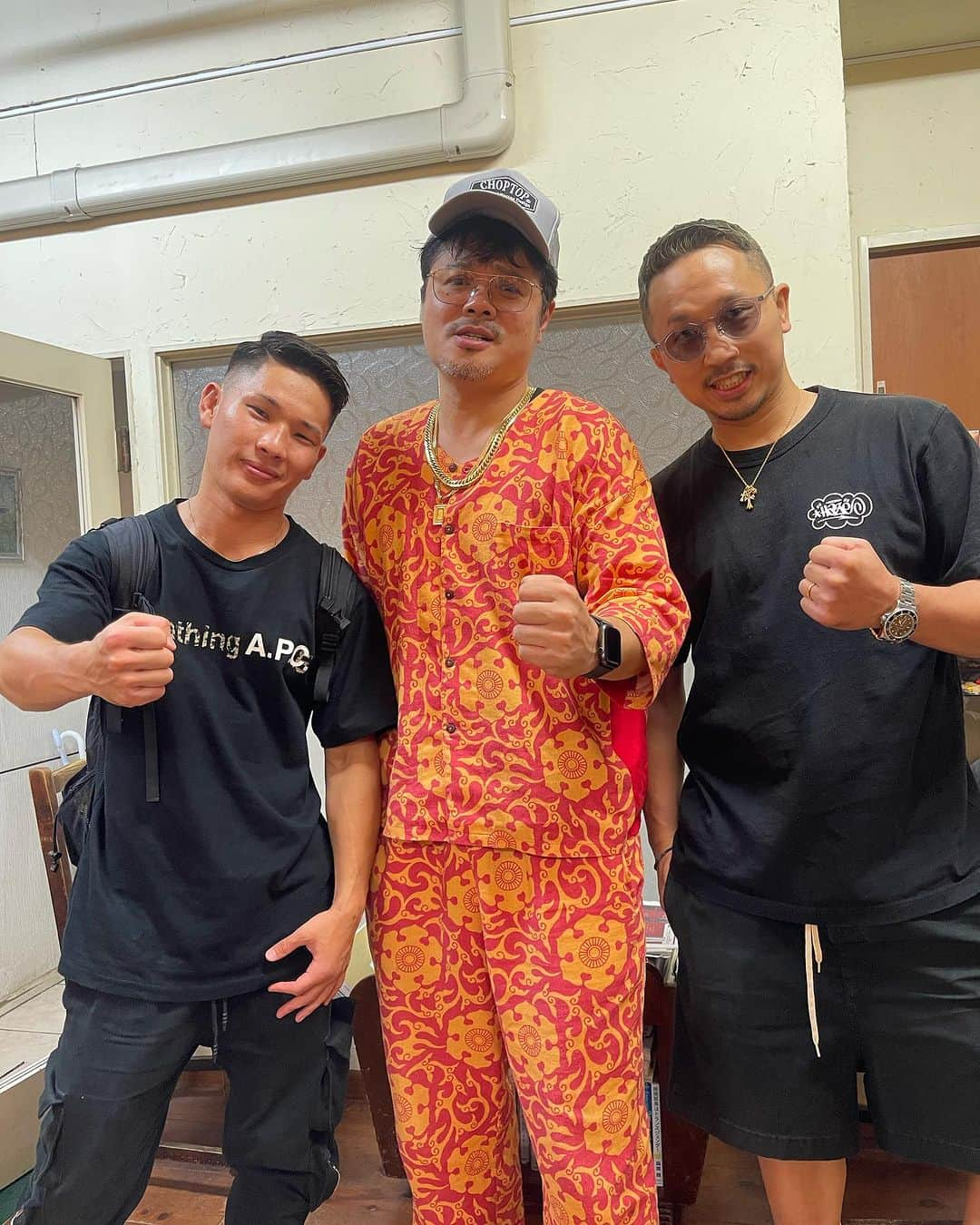 杉本知香さんのインスタグラム写真 - (杉本知香Instagram)「強い男たち👊🥊🥊 粟生ちゃんと後輩の流星くんが通りすがりに 佐田くん見つけて 顔出してくれました😊 粟生ちゃん、先日の天心くんの試合お疲れ様でした‼️おめでとう‼️🥊  #中目黒美容室 #バッドボーイズ佐田#バッドボーイズ #佐田正樹#satabuilders  #粟生隆寛 🥊 元#WBC世界フェザー級王者 元#WBC世界スーパーフェザー級王者 #世界2階級制覇王者#那須川天心 トレーナー #松本流星 🥊 #アマ4冠  2戦 2勝（1KO） #ミニマム級#帝拳ジム」9月23日 1時43分 - sugimotoc