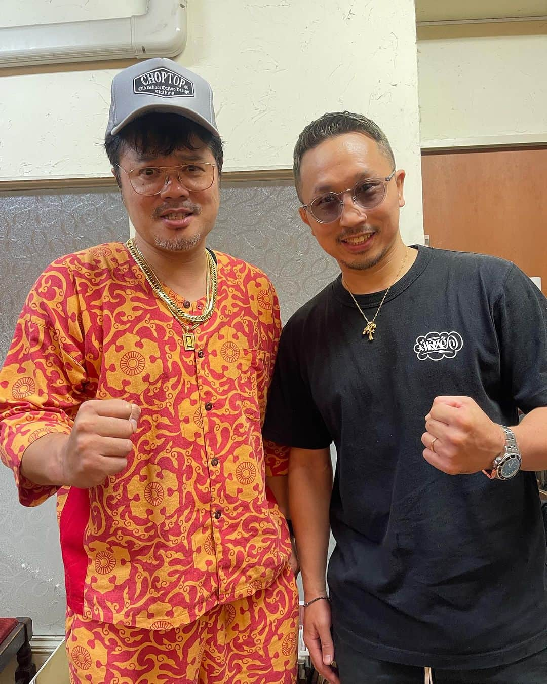 杉本知香さんのインスタグラム写真 - (杉本知香Instagram)「強い男たち👊🥊🥊 粟生ちゃんと後輩の流星くんが通りすがりに 佐田くん見つけて 顔出してくれました😊 粟生ちゃん、先日の天心くんの試合お疲れ様でした‼️おめでとう‼️🥊  #中目黒美容室 #バッドボーイズ佐田#バッドボーイズ #佐田正樹#satabuilders  #粟生隆寛 🥊 元#WBC世界フェザー級王者 元#WBC世界スーパーフェザー級王者 #世界2階級制覇王者#那須川天心 トレーナー #松本流星 🥊 #アマ4冠  2戦 2勝（1KO） #ミニマム級#帝拳ジム」9月23日 1時43分 - sugimotoc