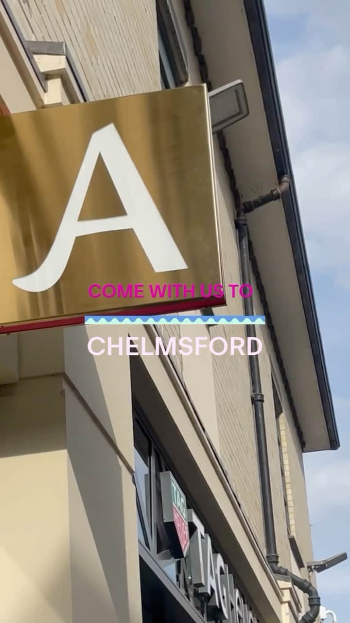 アクセサライズのインスタグラム：「Come and say hi to our newest location! Last week we opened our doors on @BondStreetChelmsford. Stop by for the latest autumn-ready cosiness, jewellery and piercing bar. #Accessorize」