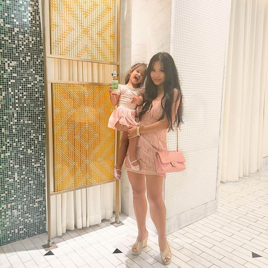 エリーゼ・エストラーダのインスタグラム：「The last mini vacay we are taking because traveling with a toddler is no joke. Until Christmas at least…when I forget how hard it is. 🤪 Happy Friday loves 🤍」