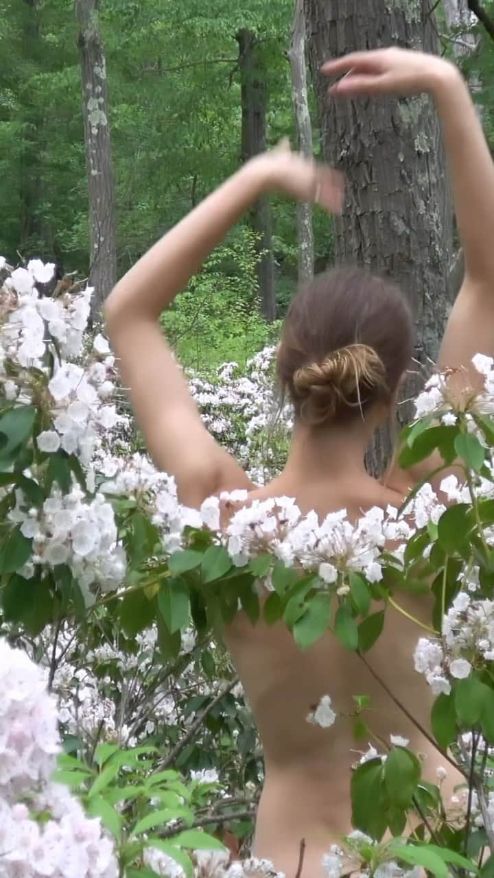 サマンサ・グラドヴィルのインスタグラム：「Forest nymph-ing 🍃 #onewithnature」