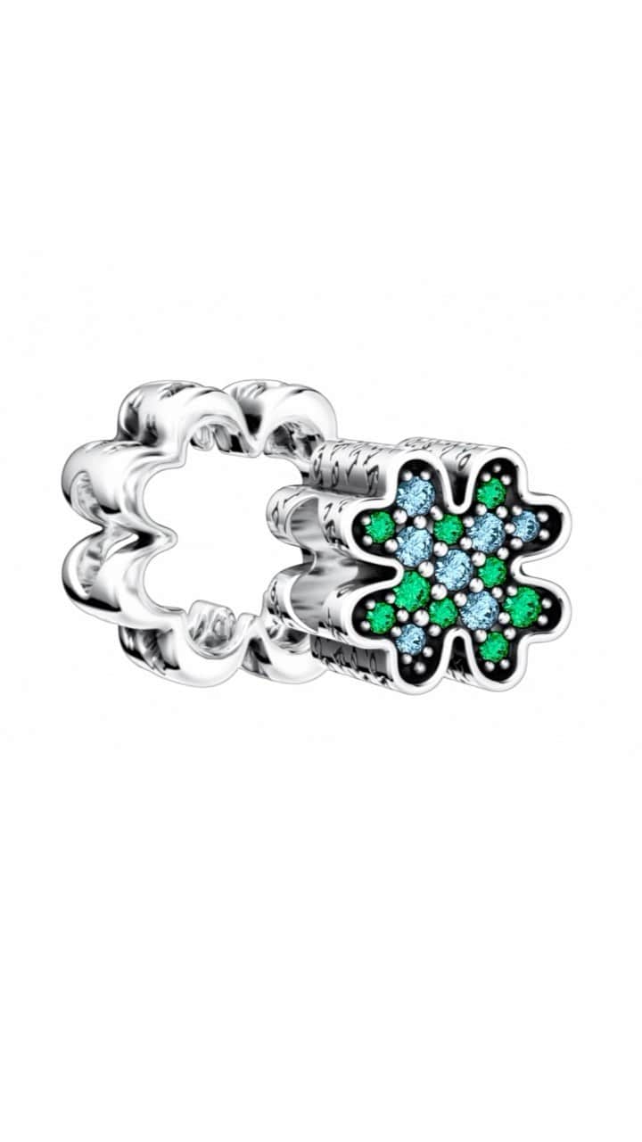 のインスタグラム：「True friends are a rare gift. Let them know with our new shareable charm. 💕🍀 #MomentsWithPandora #Pandora #PandoraCharms」