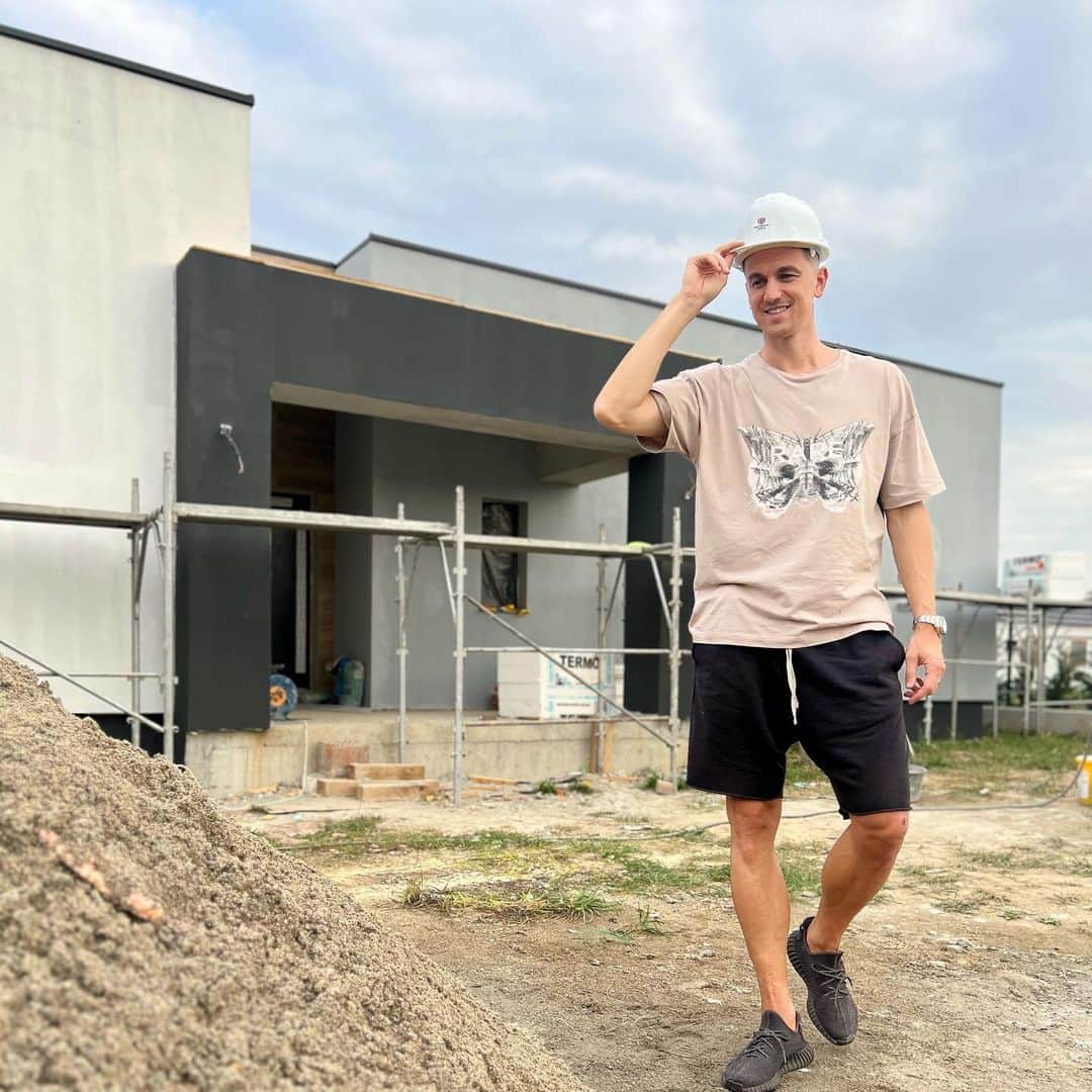 のインスタグラム：「Dacă nu mi-a mai plăcut fotbalul… stau pe șantier 🫣😄🏗️」