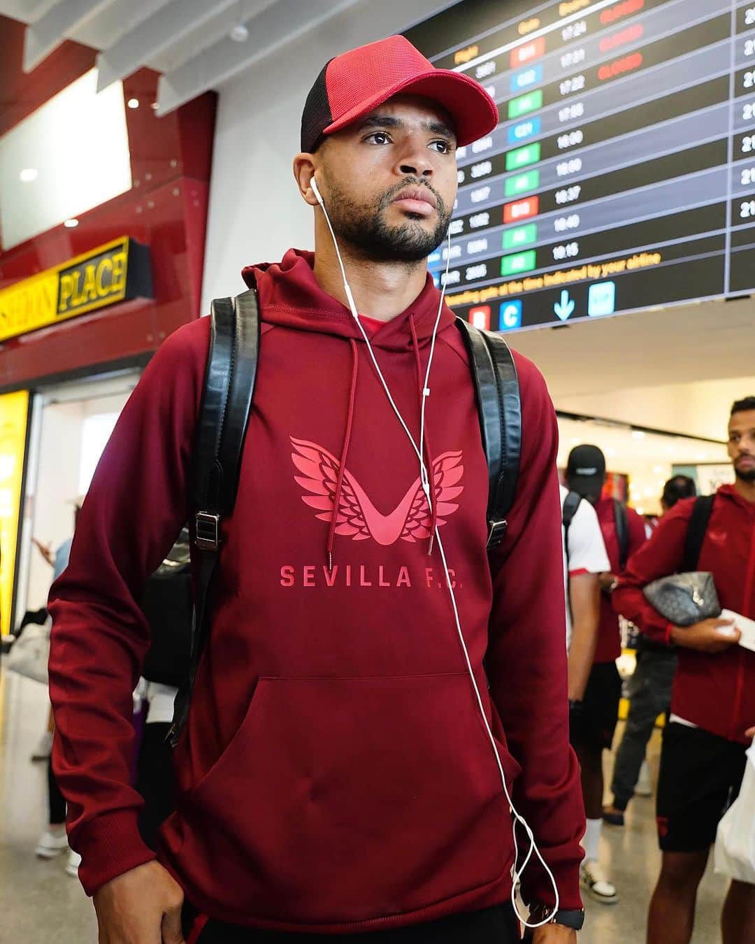 セビージャFCのインスタグラム：「🛫 🔜 #OsasunaSevillaFC   #WeareSevilla #NuncaTeRindas」