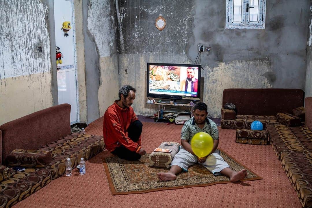 Magnum Photosのインスタグラム：「@moisessaman photographed survivors of Storm Daniel in Libya for @wsj. ⁠ ⁠ The storm hit northeastern Libya on September 10, unleashing catastrophic flooding that swept away entire neighborhoods as the overwhelming surge of rain caused two dams to break. Reports on the number of deaths vary, but humanitarian officials estimate the death toll to be more than 6,000. The United Nations estimates the storm has displaced more than 43,000 people from their homes. ⁠ ⁠ “Ramadan Ali’s body is covered in bruises and scratches from when the flood in Derna swept him away. Ali only survived because he managed to catch part of a tree that was still rooted. His wife was found alive at a hospital in Al Bayda, but 25 members of the family are dead,” writes Chao Deng.⁠ ⁠ 🔗 Read the full story at the link in bio. ⁠ ⁠ (1) Ramadan Ali and his son Sulaiman survived the floods in Derna and are living in a temporary home in Al Bayda. Libya. September 20, 2023.⁠ ⁠ (2) Five-year-old Asil Farag, a boy from a family displaced from Derna, sits in a hallway at the Asmaa Bint Abi Talib school. Al Bayda. Libya. September 20, 2023. ⁠ ⁠ (3) Anwar and her six-month-old daughter Raseen and four other family members displaced by the floods in eastern Libya live in a temporary shelter at the Asmaa Bint Abi Talib school. Al Bayda. Libya. September 20, 2023. ⁠ ⁠ (4) The remains of a house washed away by flooding. Soussa. Libya. September 20, 2023. ⁠ ⁠ (5) Iman Farag and her seven-year-old son Asil from Derna sit in one of the classrooms of the Asmaa Bint Abi Talib school. Al Bayda. Libya. September 20, 2023. ⁠ ⁠ (6) Al Bayda, Libya. September 20, 2023.⁠ ⁠ Children displaced from their homes in Derna and other flood-affected areas of eastern Libya living at the Asmaa Bint Abi Talib school. Al Bayda. Libya. ⁠ ⁠ (7) The walls of a hospital in Al Bayada show the level that the floodwater reached. Operating rooms and offices were covered in a thick layer of mud. Al Bayada. Libya. September 19, 2023. ⁠ ⁠ © @moisessaman / Magnum Photos for @wsj」