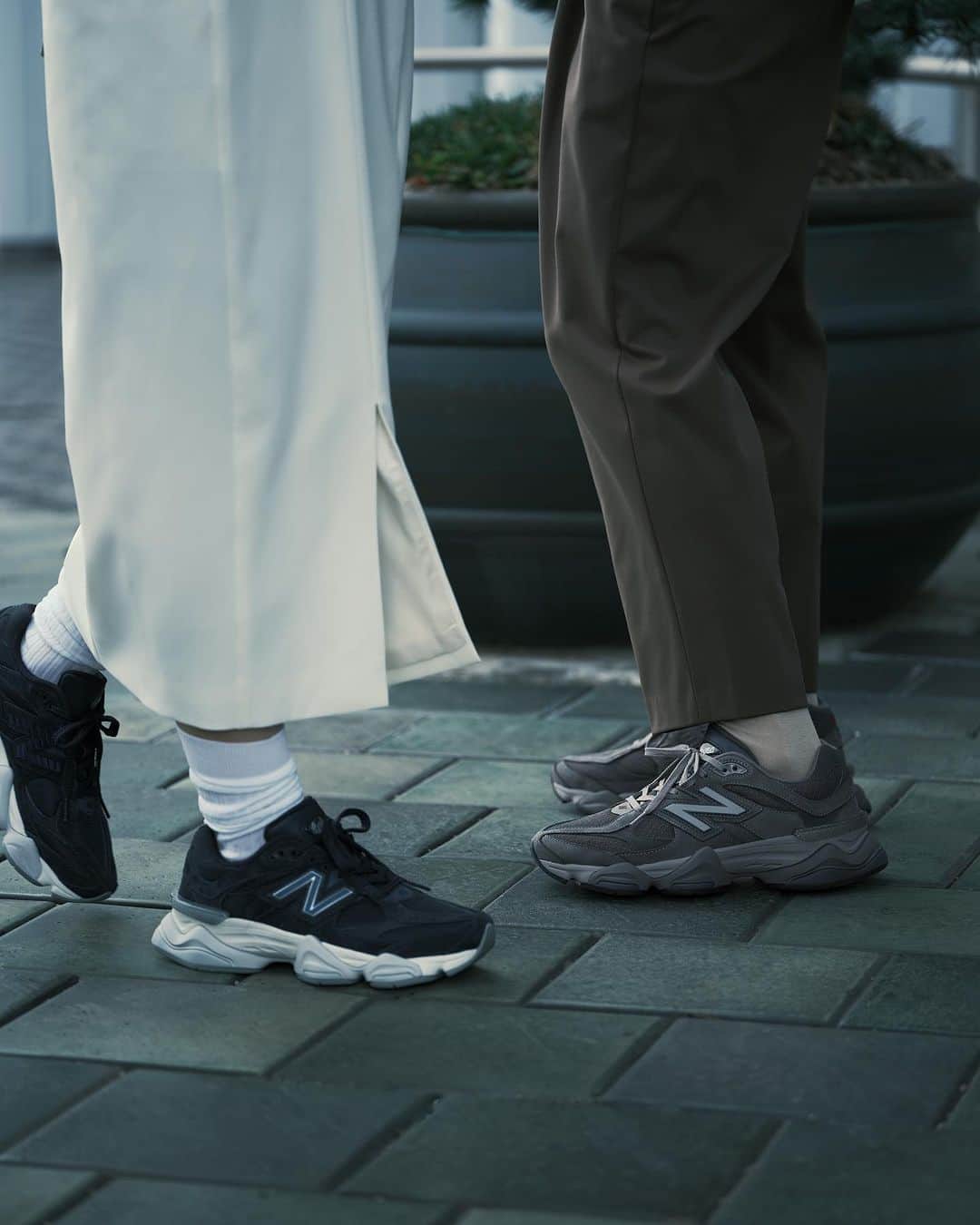 The Fashion Postさんのインスタグラム写真 - (The Fashion PostInstagram)「#select New Balance with Show Kasamatsu & Ryo Matsuura  『気になるあの人はニューバランス。笠松将×松浦りょう vol.1』  トレンドには敏感でいたいけれど、本当に価値のあるものだけ手に入れたい。多くのモノやコトに囲まれ、様々な情報が行き交う現代社会にあって、信用できるのは確かな実績と技術、そして自分の感性だ。1906年にアメリカ・ボストンで矯正靴の製造メーカーとして生まれ、100年以上の歴史を持つ New Balance が自信を持って届けるのが、モダンなアプローチでアーカイヴを再構築した「90/60」。 アイコニックな N ロゴは、大きめにデザインされ、オリジナルの「991」にインスパイアされた三角形のシュータンロゴがトレードマークだ。今シーズン、ヌバックとメッシュをかけあわせ、ユニセックスで履きやすいシンプルな色使いの新作がお目見え。New Balance の代名詞ともいうべきグレーカラーと、N ロゴまで一色にまとめられたネイビーカラーが登場する(第1回/全3回)。  model: Show Kasawatsu & Ryo Matsuura photography: Sayuri Murooka styling: Keisuke Shibahara hair & make up: MIZUHO (Show Kasamatsu), Kie Kiyohara & Kazuhiro Naka (Ryo Matsuura) text: Manaha Hosoda edit: Manaha Hosoda & Miku Oyama  #tfp #thefashionpost #newbalance  #ニューバランス #笠松将 #松浦りょう #showkasamatsu #ryomatsuura #newbalance9060 #MET24」9月23日 10時00分 - tfpjp