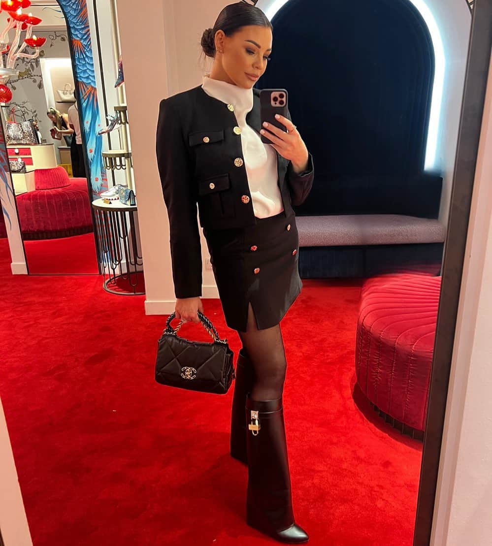 のインスタグラム：「Step into my office.」