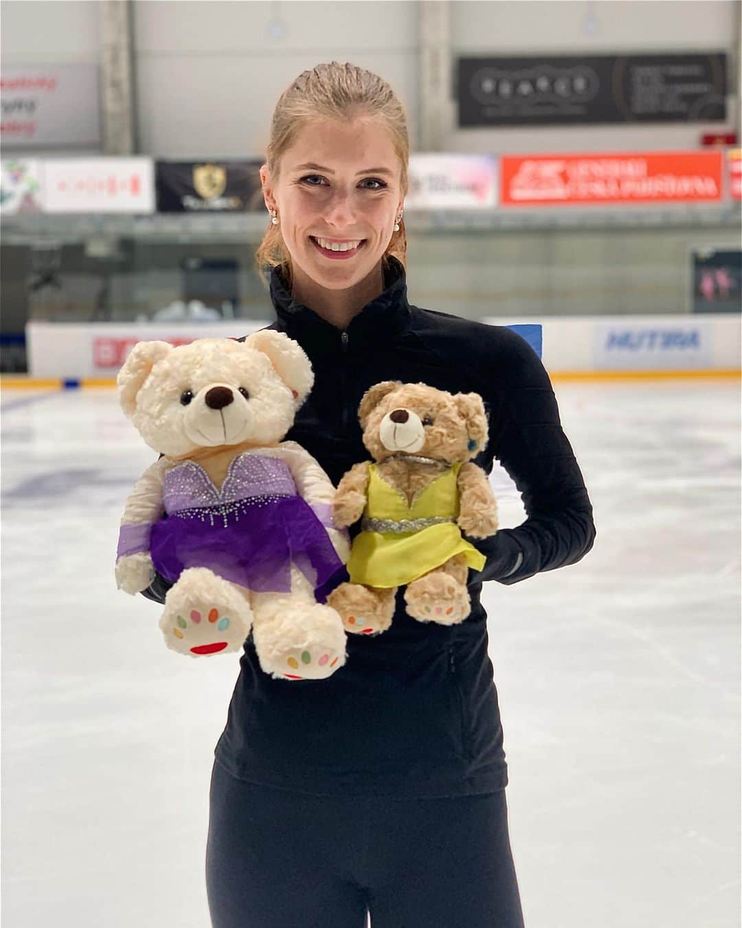 エリスカ・ブレジノワのインスタグラム：「KAWAII 😍🤩🐻💃🏼   Thank you so much 🫶🏻   #gift #teddybear #dress #skating #japan #kawaii #cute #mademyday」