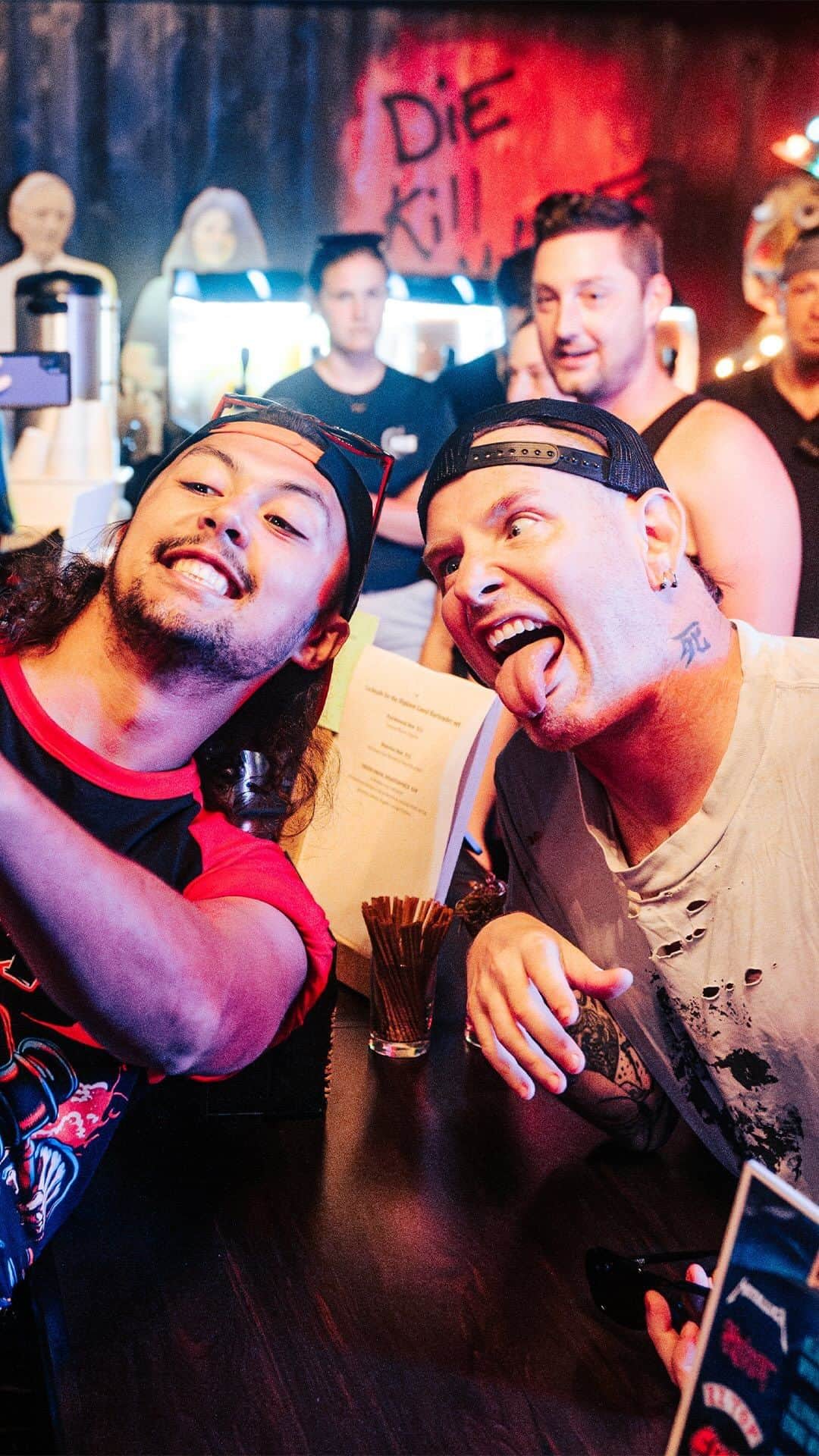 コリィ・テイラーのインスタグラム：「Shout out to @coreytaylor for stopping by Head Bangers hall to say wasssup! 🤝 Stop by throughout the day to see who else shows up 👀  🎥: @visualgruntmedia / @alexochoa_cbm」