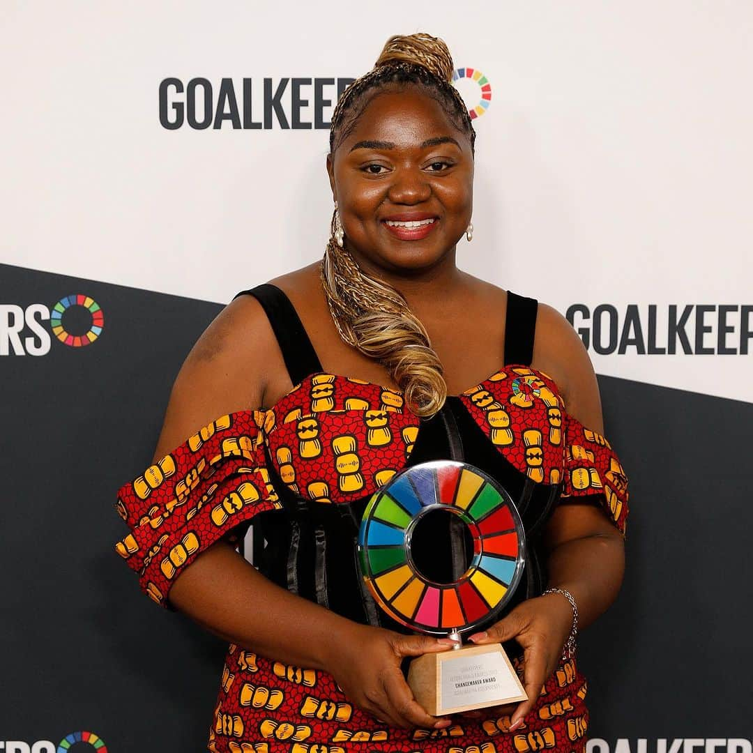 ビル・ゲイツのインスタグラム：「Congratulations to our Goalkeepers Award winners—and thank you for your work to advance the Global Goals. I know you have inspired many others to join you, which is what Goalkeepers is all about. . Changemaker Award: Ashu Martha Agbornyenty (@midwife_marthie) and her foundation, For Mom and Baby, are dedicated to midwifery education in Cameroon—and she’s making tremendous progress toward her goal for a world where no mother or child dies from preventable causes. . Campaign Award: Ben Collier, Aidan Reilly, and James Kanoff started the @farmlinkproject out of their college dorms with their classmates in 2020. Today, it’s a rapidly growing nonprofit organization that has provided over 130 million pounds of nutritious food to communities facing hunger across the US. . Progress Award: With her global impact platform, @invictaorg, Eden Tadesse is addressing one of the biggest challenges facing refugees: Finding a job and integrating into a new community. . Voice Award: With his organizations @one and @red Bono is a leader in the fight against extreme poverty and AIDS. . Global Goalkeeper Award: Prime Minister Fumio Kishida of Japan is a leader in working for a healthier, more secure world.」