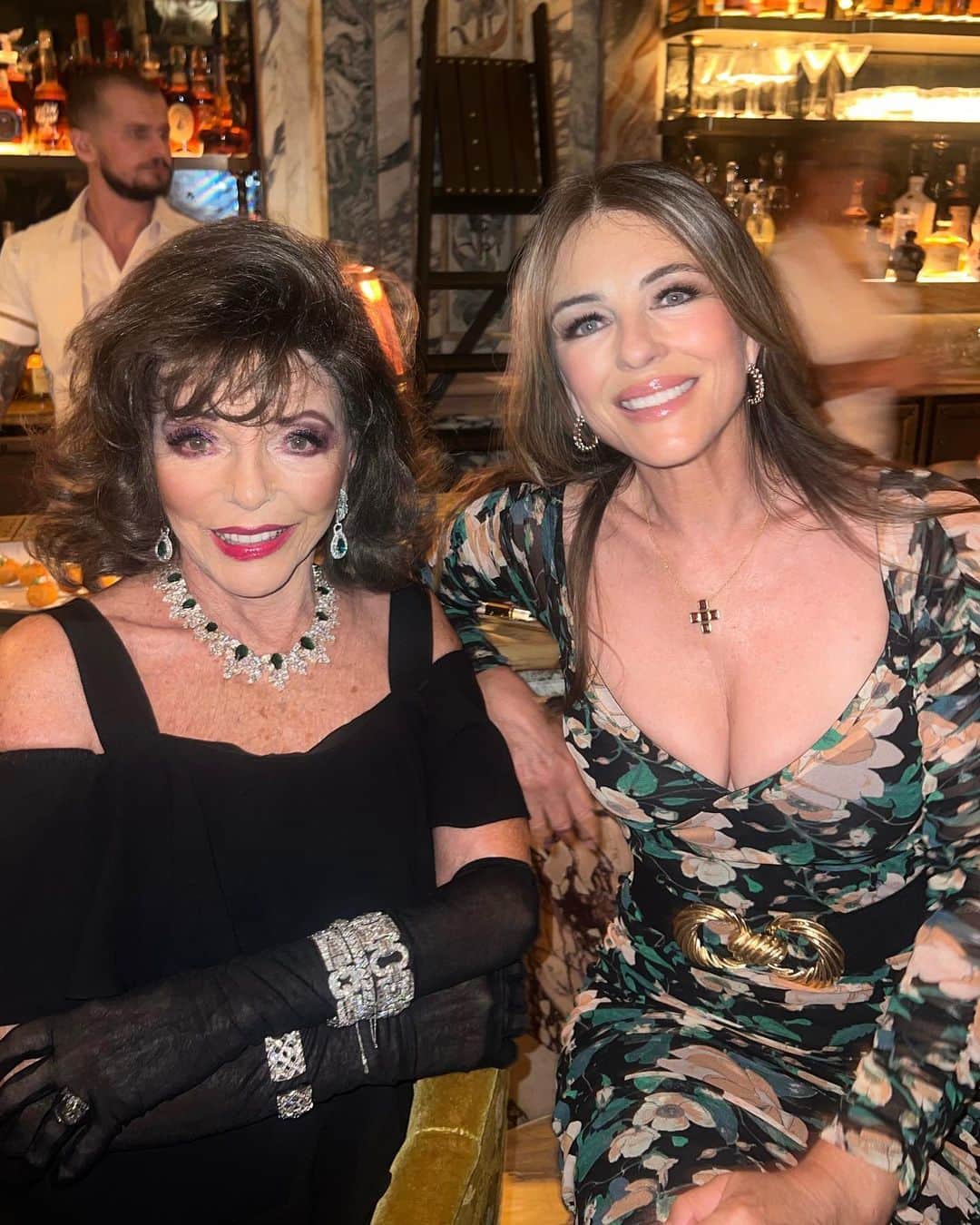 エリザベス・ハーレイのインスタグラム：「Three cheers for the divine @joancollinsdbe 💗💗💗 So excited to read her memoirs Behind the Shoulder Pads 💗💗💗💗」