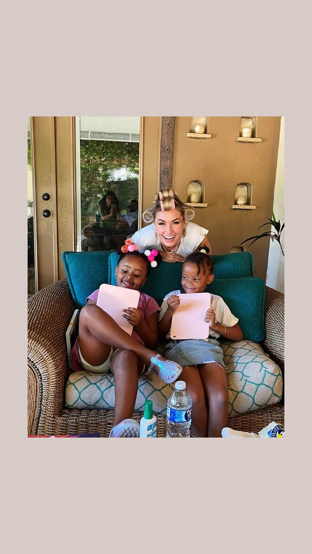 ブリアンナ・ブラウンのインスタグラム：「Women supporting women?   Here’s a behind-the-scenes look at shooting our The New Hollywood Accountability Program fundraising video, with some of our TNH board members and our amazing ladies and their kiddos in our program.   Our new promo video is now LIVE! Click the link in bio to watch and learn more about The New Hollywood’s program and initiatives.   On Saturday, October 14th, The New Hollywood is hosting fundraising charity walk, March for Mamas, to raise money for the TNH Accountability Program. Our Accountability Program supports formerly homeless moms with monthly goal-setting, accountability, coaching, mentorship, grants, and prizes!   We need your help to expand our outreach and support even more amazing women who lack the tools to thrive. If you can, please donate whatever you can afford to help our program continue to grow and expand for years to come.   No amount is too small - every dollar makes a difference in helping these wonderful women and their families thrive!  To donate and register, visit pledgestar.com/newhollywood. To donate, you can also visit thenewhollywood.org/donate, or click the link in our bio.    And if you’d like to join us and help us fundraise further, please sign up for our March for Mamas fundraising walk on October 14th, at Will Rogers State Beach! We’ll see you there!  🤎🤎🤎 @thenewhollywoodofficial @harvesthomela」