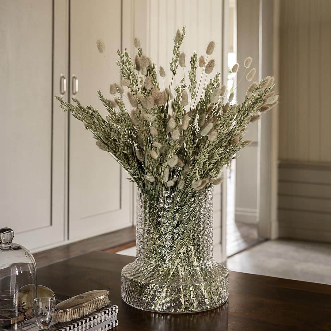 Frida Ramstedtのインスタグラム：「REKLAM för @blombruket   Visste du att många av de torkade blommor som säljs idag är behandlade med färg, kemikalier eller blekmedel?  Blombruket är ett nystartat svenskt företag som specialiserat sig på schysst producerade torkade blommor som håller länge, både färdiga buketter och blommor i bunt.  @blombruket ’s torkade blommor är helt naturliga och spårbart odlade i Europa. Blommorna kommer från en av de mest ansvarstagande producenterna i världen, Lamboo Dried and Deco. De flesta blommor odlas på friland, skördas varsamt för hand och torkas enligt en helt unik torkningsmetod som ger bästa möjliga kvalitet. Anläggningen drivs dessutom med förnybar energi.   Ett tips till dig som vill inreda med schyssta blommor som håller!  Foton: @lovisafurubo och @trendenser   #fredagsbuketten #blommor #torkadeblommor #snittblommor」