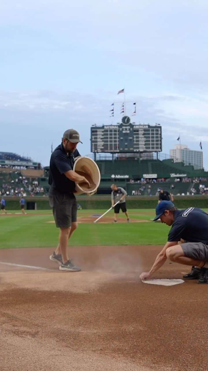 シカゴ・カブスのインスタグラム：「Hear from Head Groundskeeper Dan Kiermaier on how the grounds crew preps Wrigley Field before Cubs home games.」