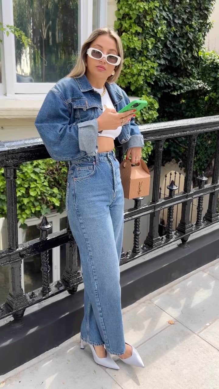 トップショップのインスタグラム：「Denim on denim on denim…  @nadiaphillips wears the editor jean [113313484] + denim jacket [125648537].」