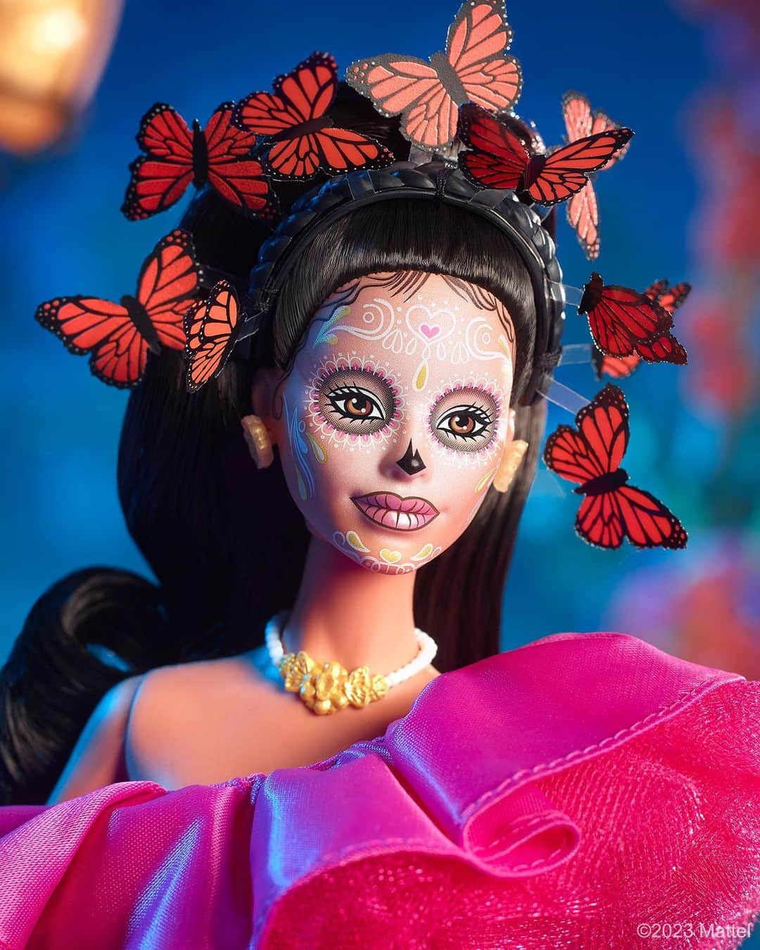 Mattelさんのインスタグラム写真 - (MattelInstagram)「@Barbie is marking the fifth year of the #Barbie Día de Muertos collection, by honoring the spirit of the upcoming Mexican festival of remembrance with newly unveiled designs paying homage to its customs and symbols. 🕯️   This year, Barbie wears a beautiful satin pink gown with vibrant calavera and floral embellishments, a crown of symbolic monarch butterflies float around her, and she carries a miniature ofrenda diorama with traditional cempasúchil accents. Ken wears a striking dark blue jacket with intricately embroidered lapels, a metallic striped shirt, a hat with silver detailing, and sleek black boots. Both Barbie and Ken wear traditional sugar skull face paint.   May the 2023 #DiaDeMuertos Barbie and Ken dolls become a treasured part of your holiday tradition.   #HispanicHeritageMonth」9月23日 2時41分 - mattel