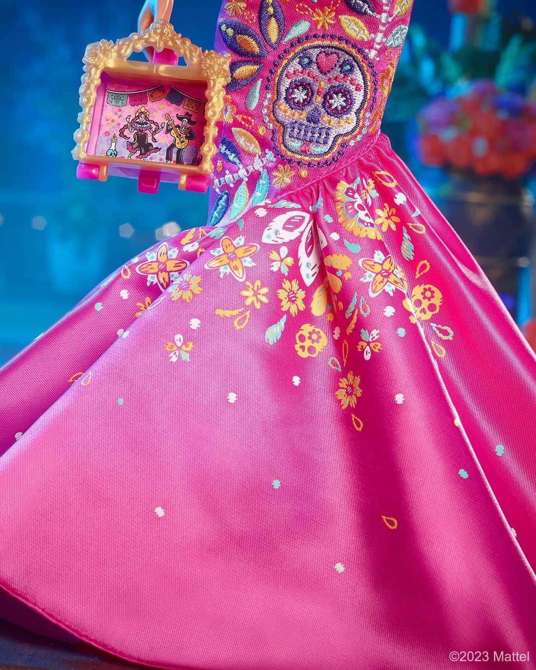 Mattelさんのインスタグラム写真 - (MattelInstagram)「@Barbie is marking the fifth year of the #Barbie Día de Muertos collection, by honoring the spirit of the upcoming Mexican festival of remembrance with newly unveiled designs paying homage to its customs and symbols. 🕯️   This year, Barbie wears a beautiful satin pink gown with vibrant calavera and floral embellishments, a crown of symbolic monarch butterflies float around her, and she carries a miniature ofrenda diorama with traditional cempasúchil accents. Ken wears a striking dark blue jacket with intricately embroidered lapels, a metallic striped shirt, a hat with silver detailing, and sleek black boots. Both Barbie and Ken wear traditional sugar skull face paint.   May the 2023 #DiaDeMuertos Barbie and Ken dolls become a treasured part of your holiday tradition.   #HispanicHeritageMonth」9月23日 2時41分 - mattel